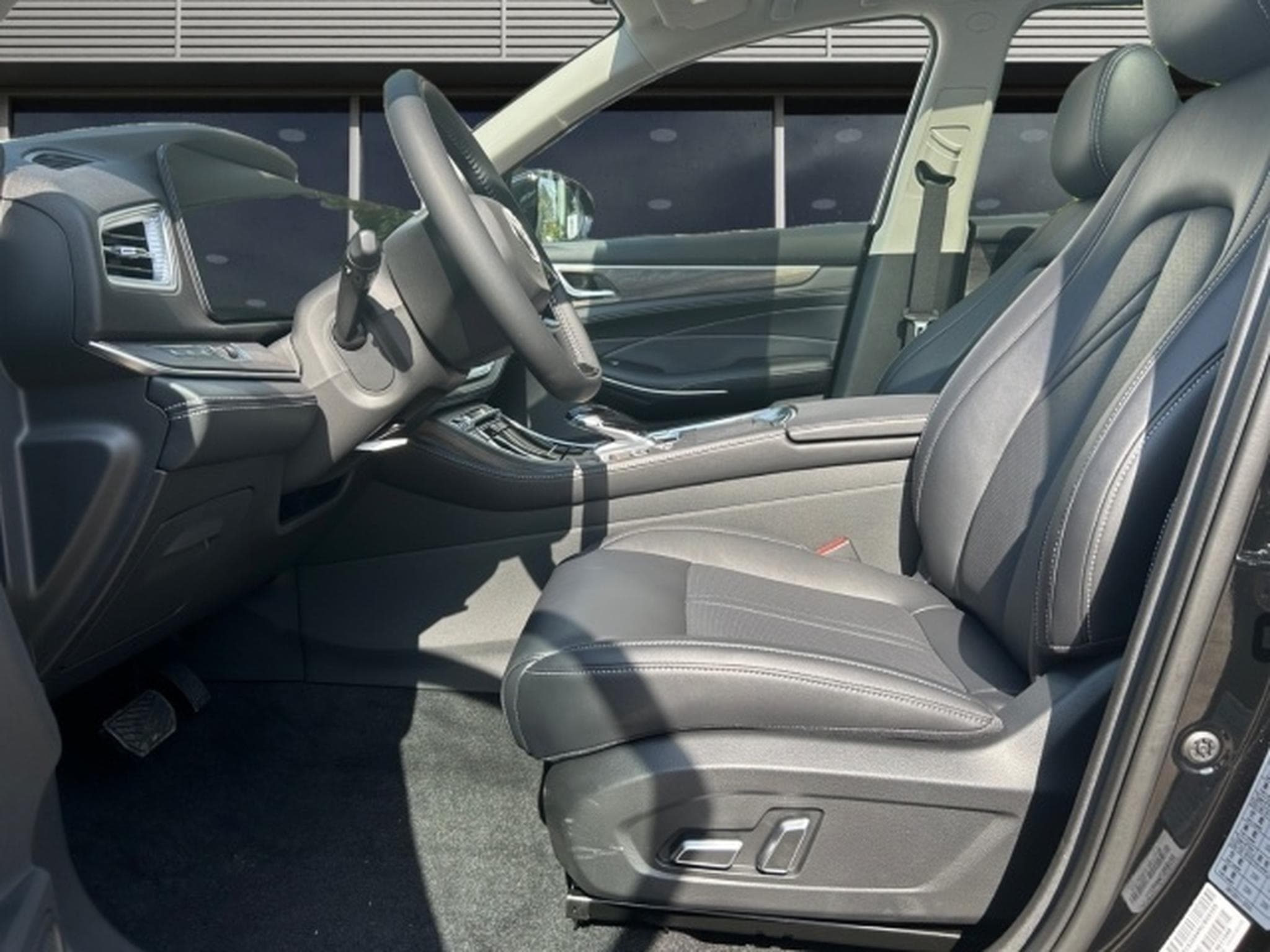 DFSK FENGON E5 10xLager Plug-In-Hybrid 7-Sitze (2025) - Photo 8