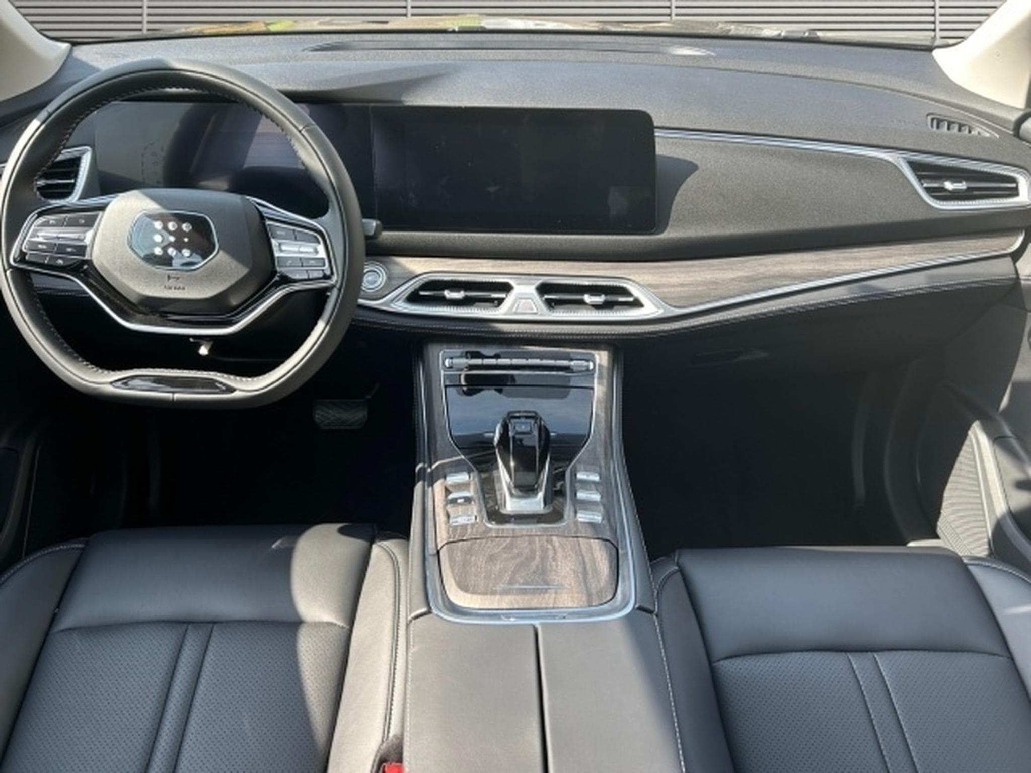 DFSK FENGON E5 10xLager Plug-In-Hybrid 7-Sitze (2025) - Photo 9