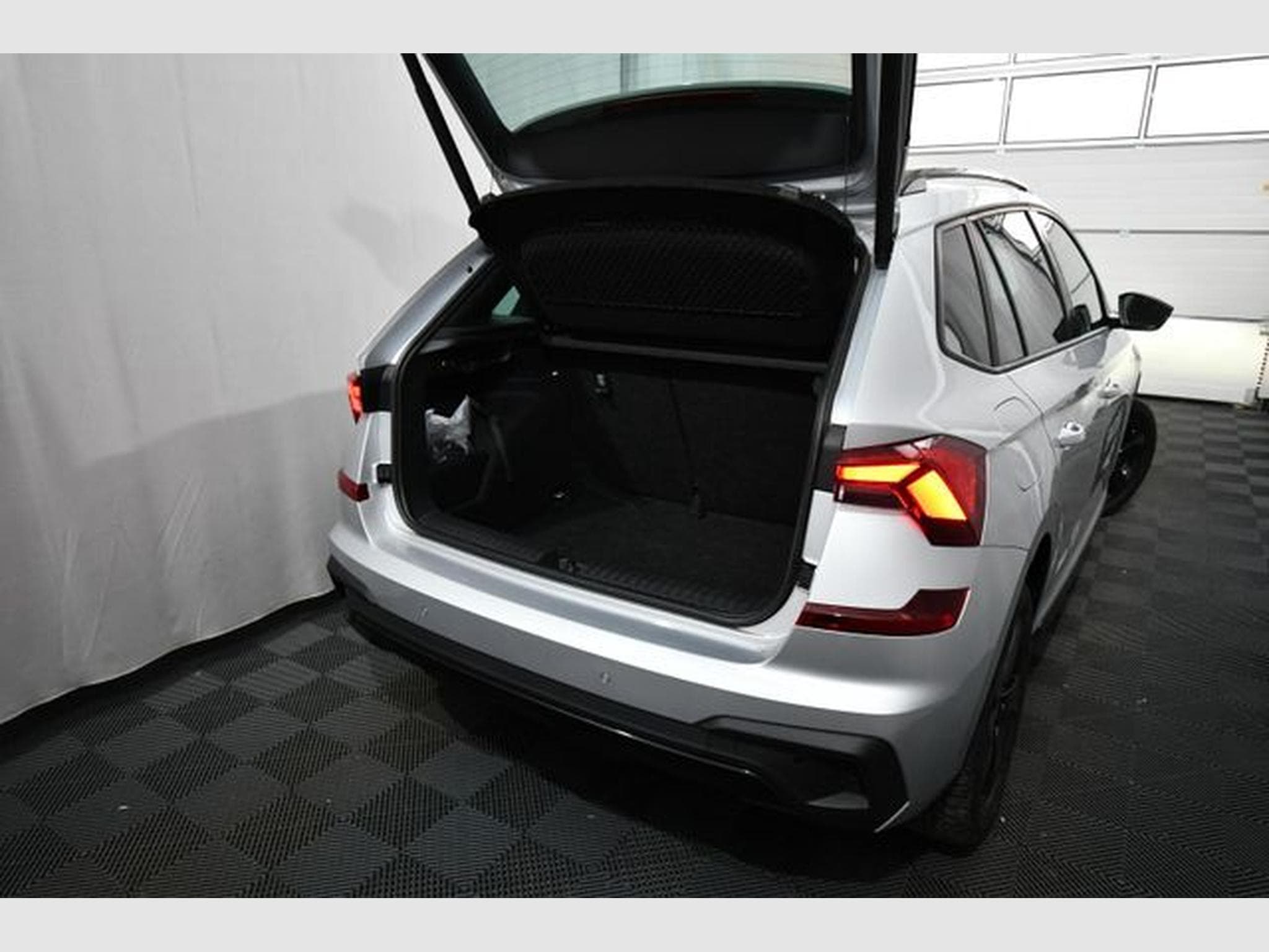 Skoda Kamiq Kamiq Monte Carlo, Navi, schw. AHK, Pano., R.Vie (2025) - Foto 4