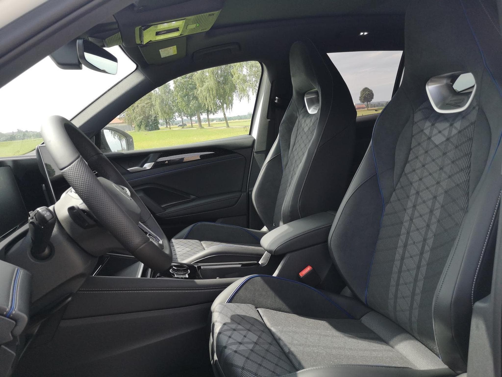 VW Tiguan 2.0 TDI 142 kW 4Motion R-Line (2025) - Photo 9