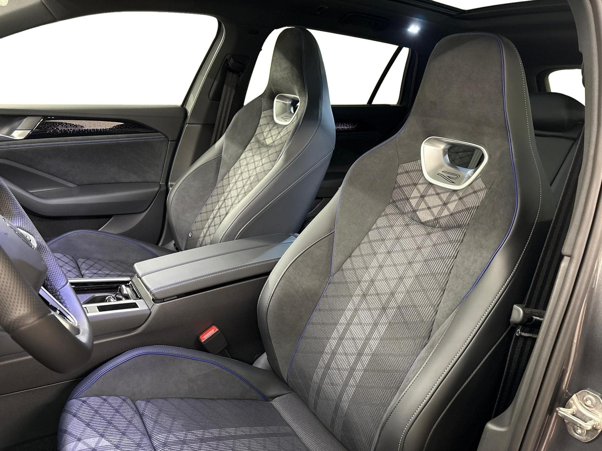 VW Passat Variant R-Line (2025) - Foto 18