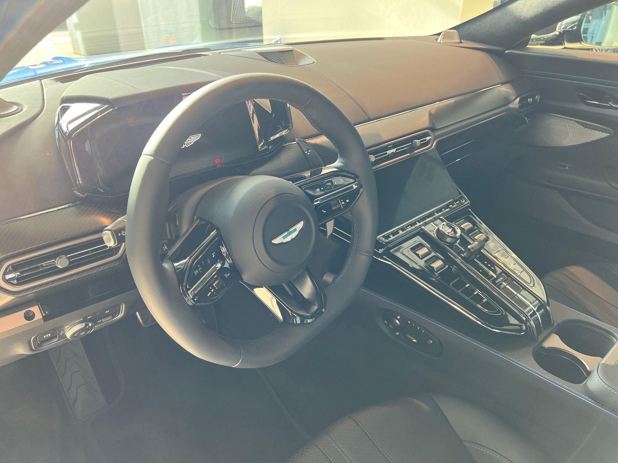 Aston-Martin V8 Vantage 4.0l v8 bi turbo 665cv (2025) - Photo 11