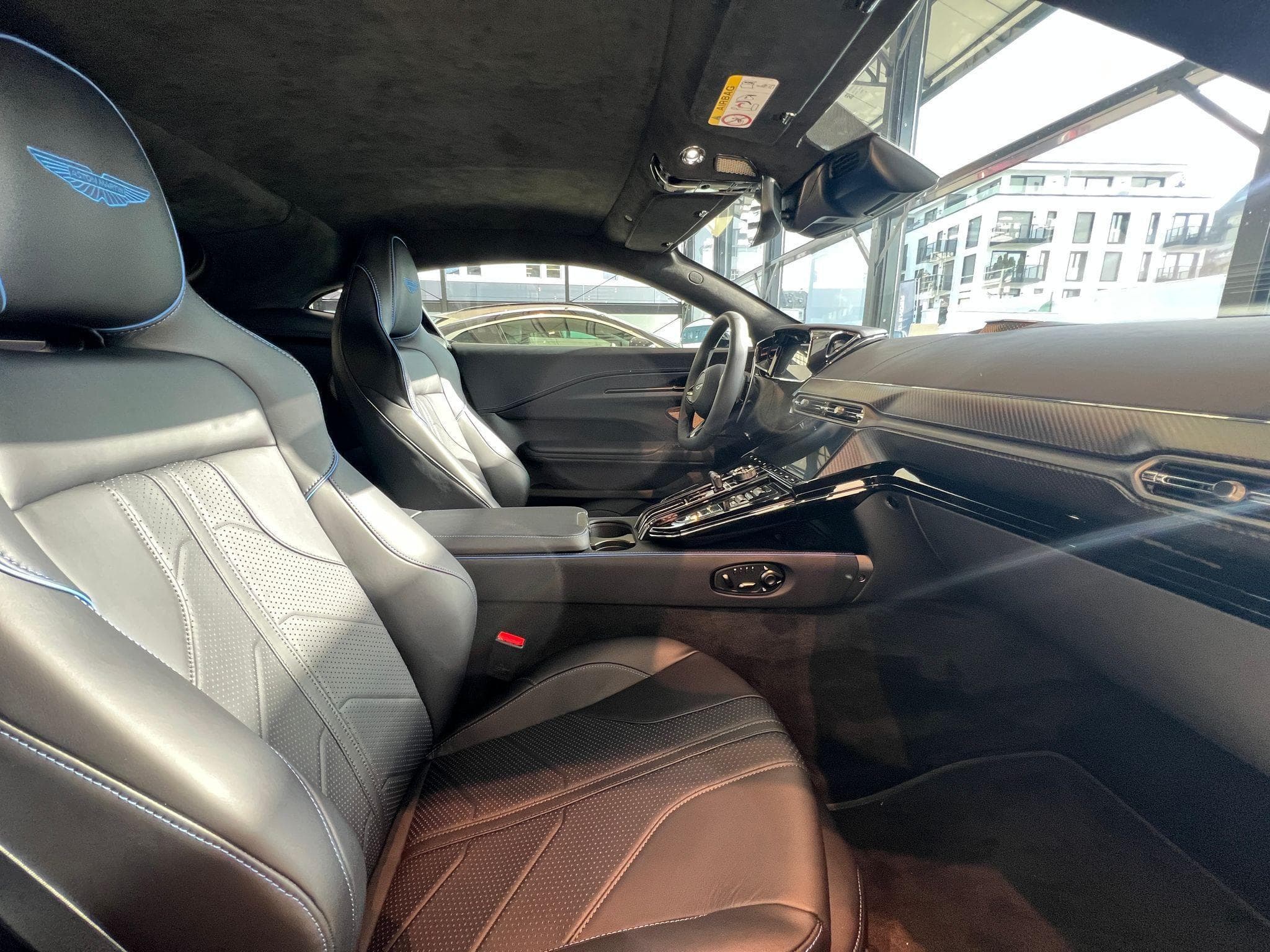 Aston-Martin V8 Vantage 4.0l v8 bi turbo 665cv (2025) - Photo 7