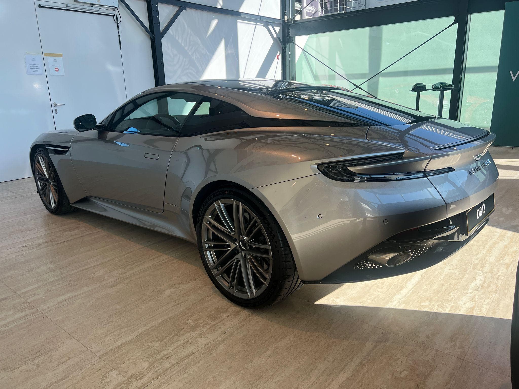 Aston-Martin DB12 4.0l V8 680cv (2025) - Foto 2
