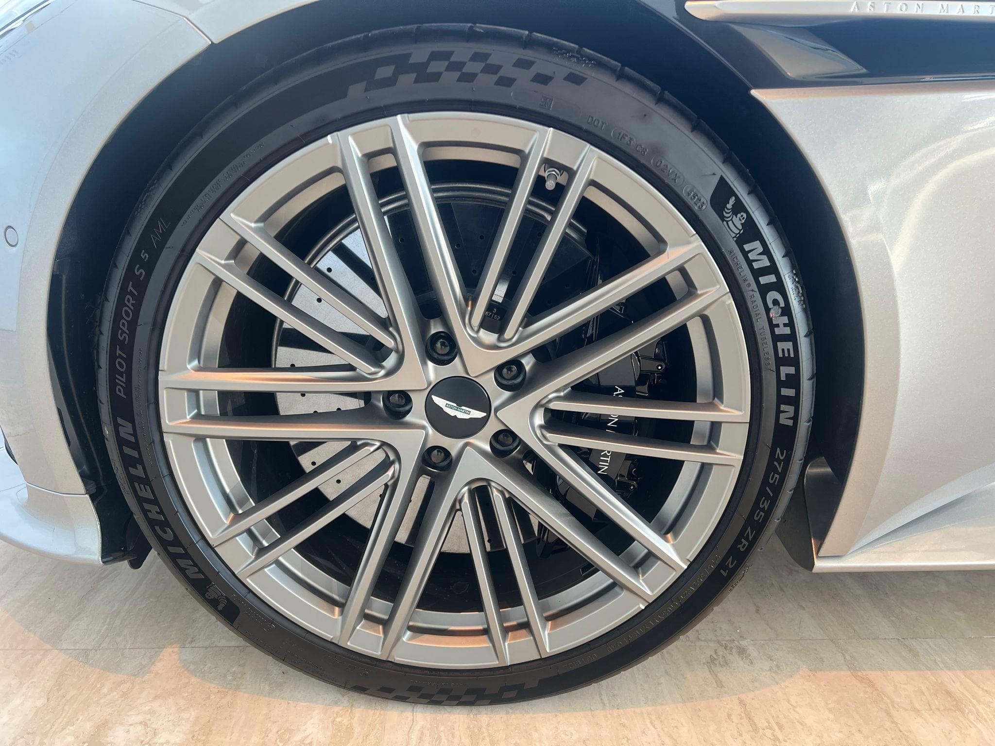 Aston-Martin DB12 4.0l V8 680cv (2025) - Foto 5