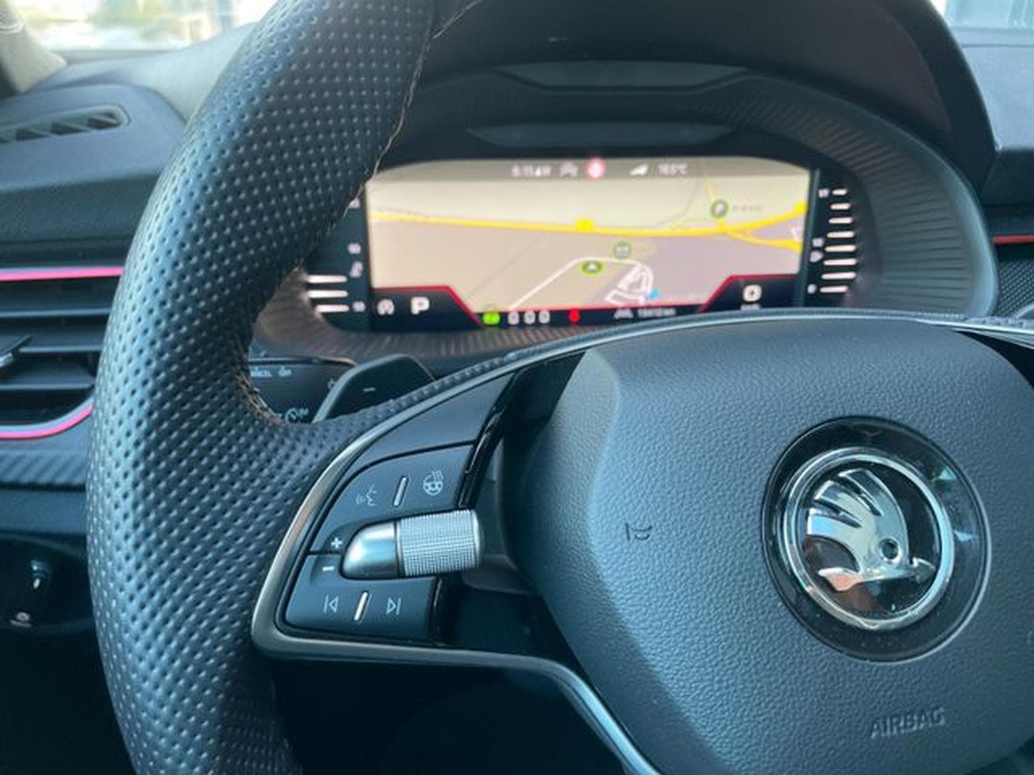 Skoda Scala Scala Monte Carlo DSG Pano NaviMatrix Key Kamera (2024) - Photo 15