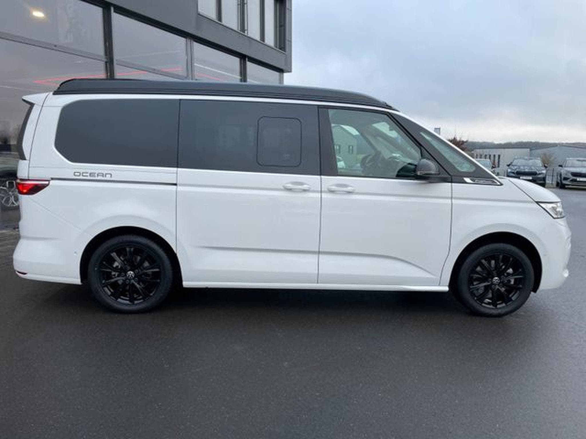 VW California T7 2,0TDi California Ocean 2xStandhz AHK Küche (2025) - Foto 4