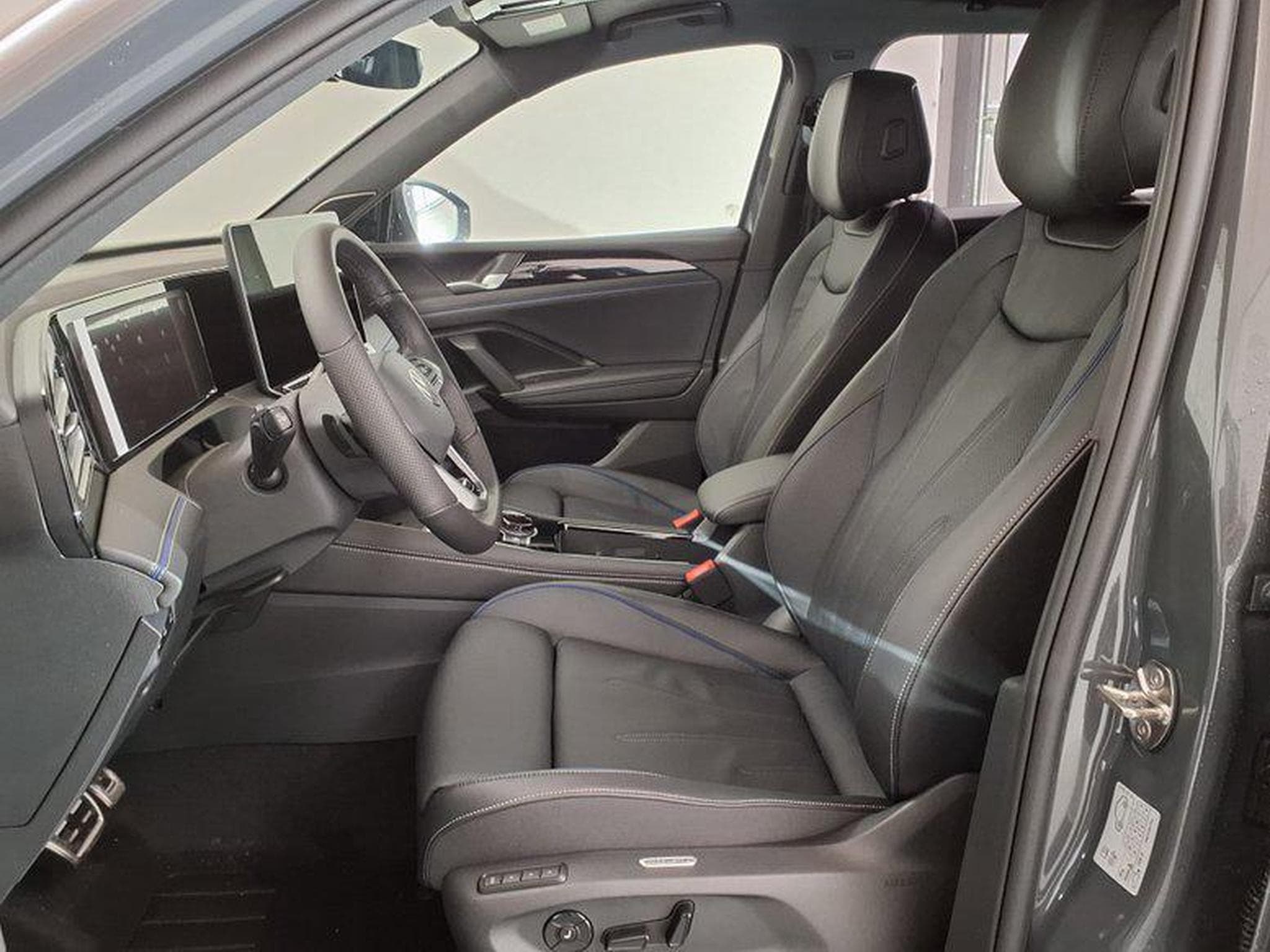 VW Tiguan R-Line 2.0 TSI 4MOTION 7-Gang-DSG (2025) - Photo 9