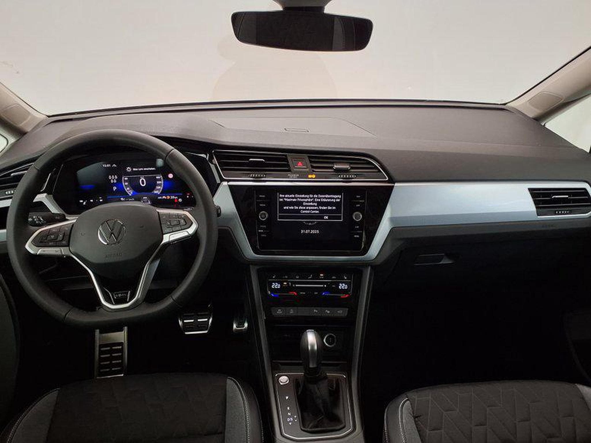 VW Touran Life Plus 1.5 TSI 7-Gang DSG (2025) - Photo 11