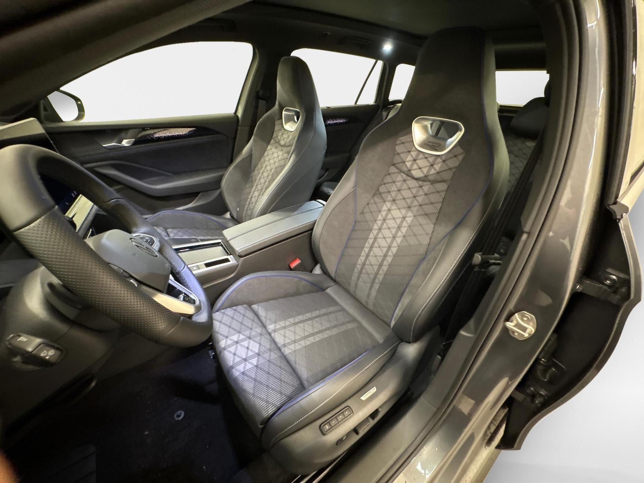 VW Passat Variant R-Line (2026) - Foto 18