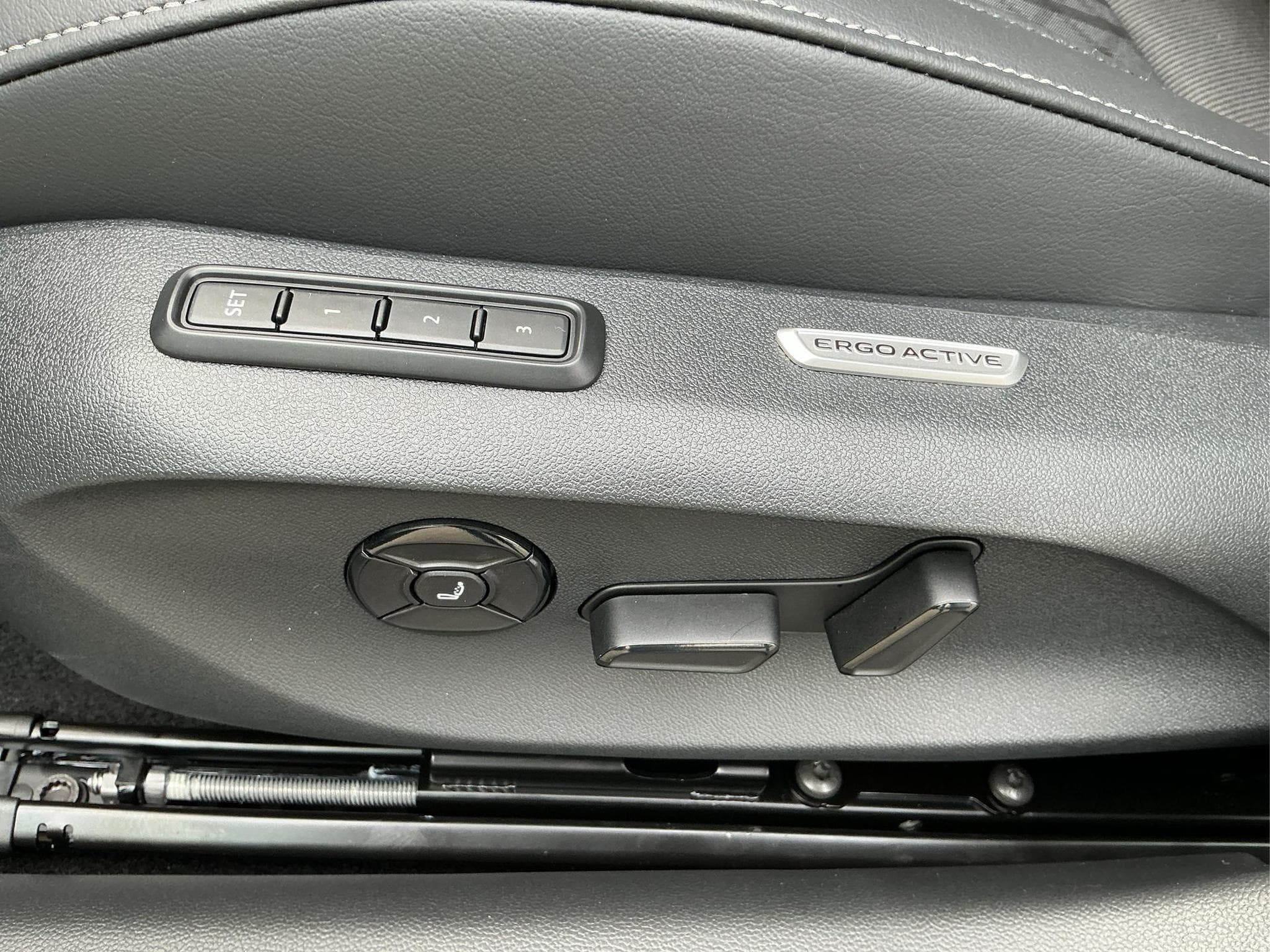 VW Passat Variant R-Line 4WD (2026) - Foto 18