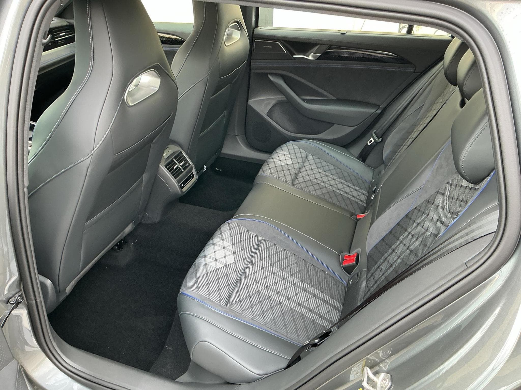 VW Passat Variant R-Line 4WD (2026) - Foto 19