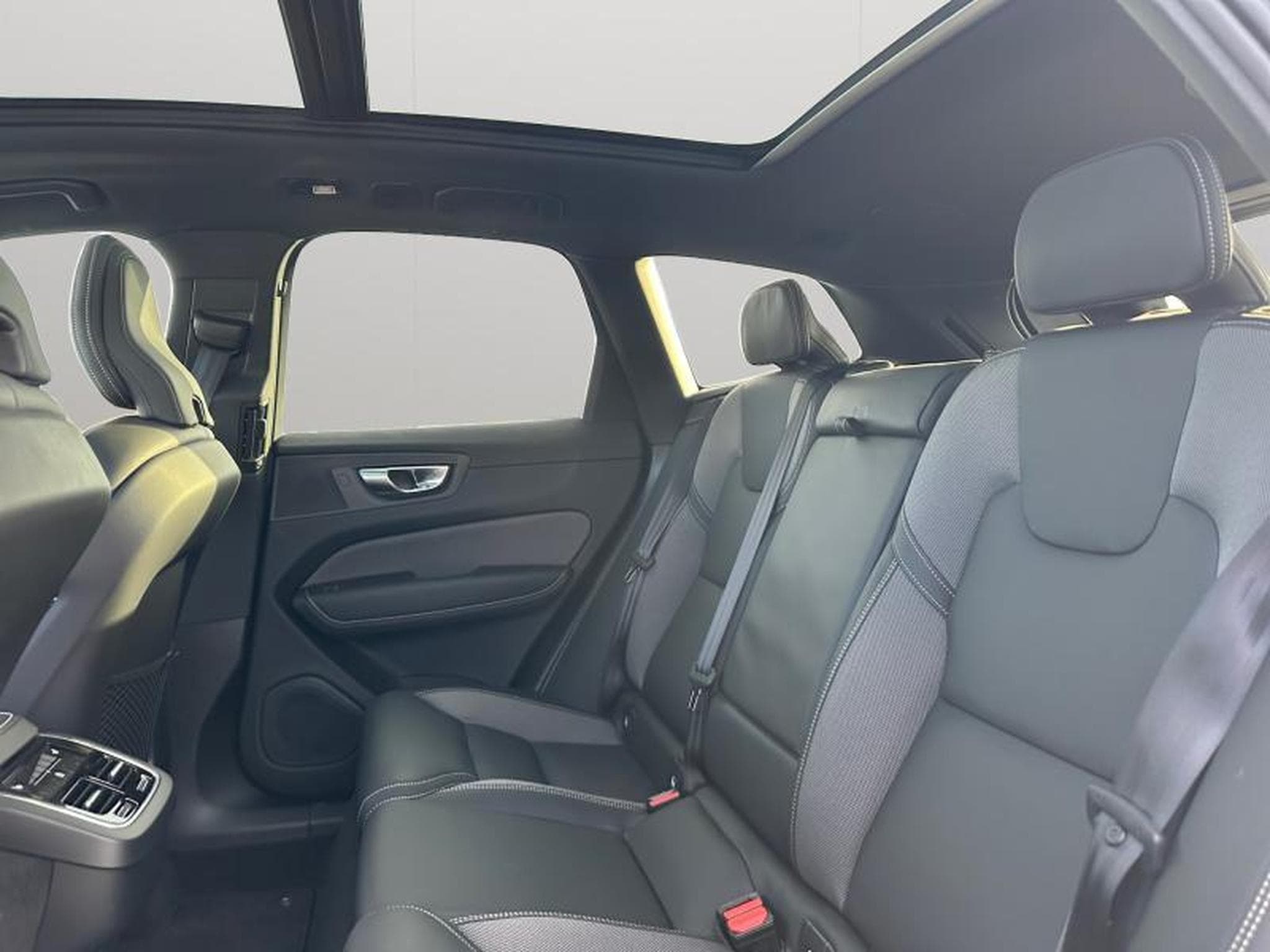 Volvo XC60 B5 Black Edition Plus / Essence (2025) - Foto 13