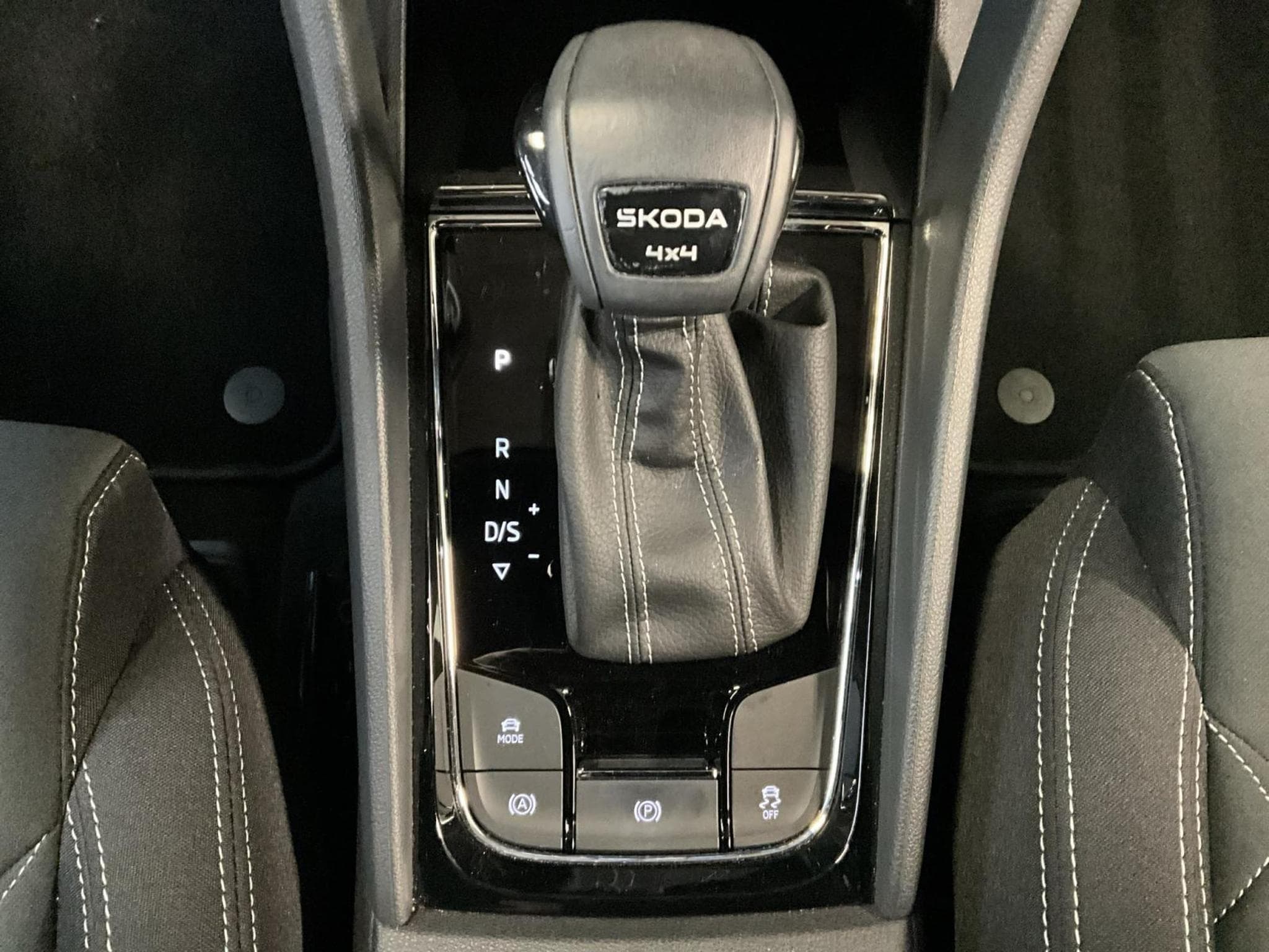 Skoda Karoq Sportline+DSG+4x4+Navi+Stand-H. (2024) - Foto 12