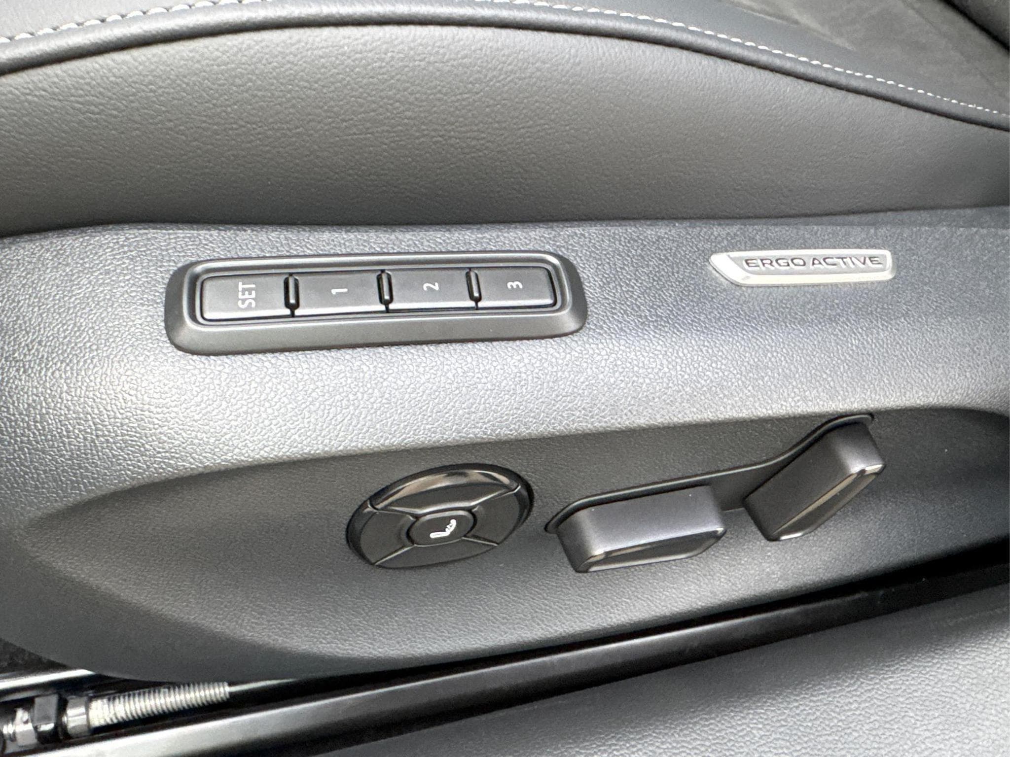 VW Passat Variant Business (2025) - Photo 17