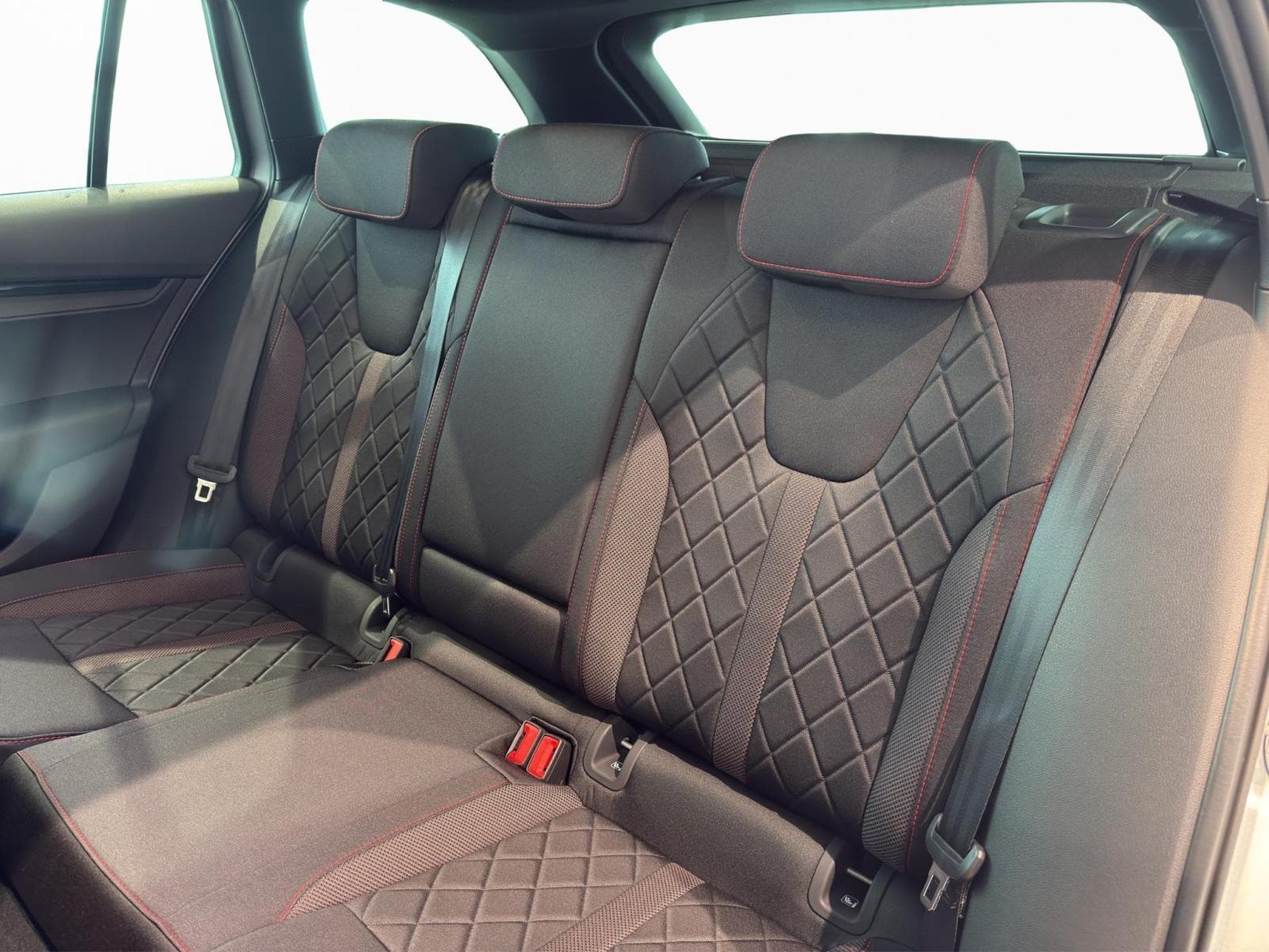 Skoda Octavia RS (2025) - Photo 16