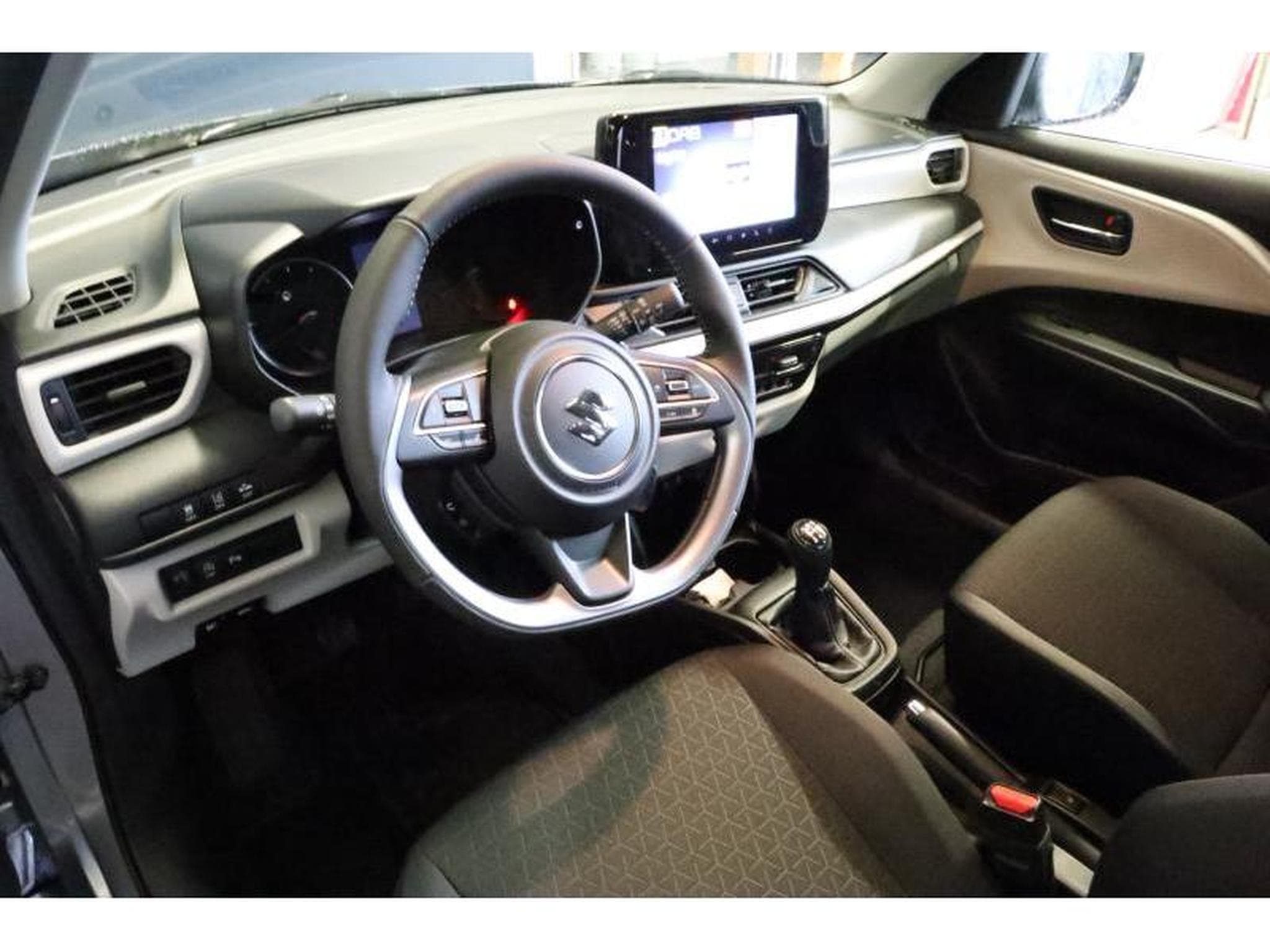 Suzuki Swift GL+ (2025) - Photo 10