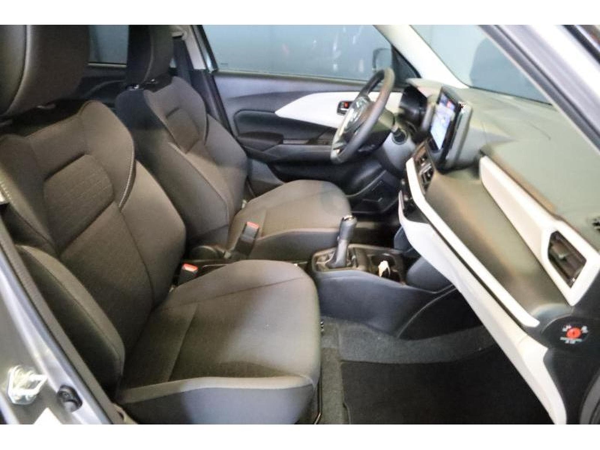 Suzuki Swift GL+ (2025) - Photo 9