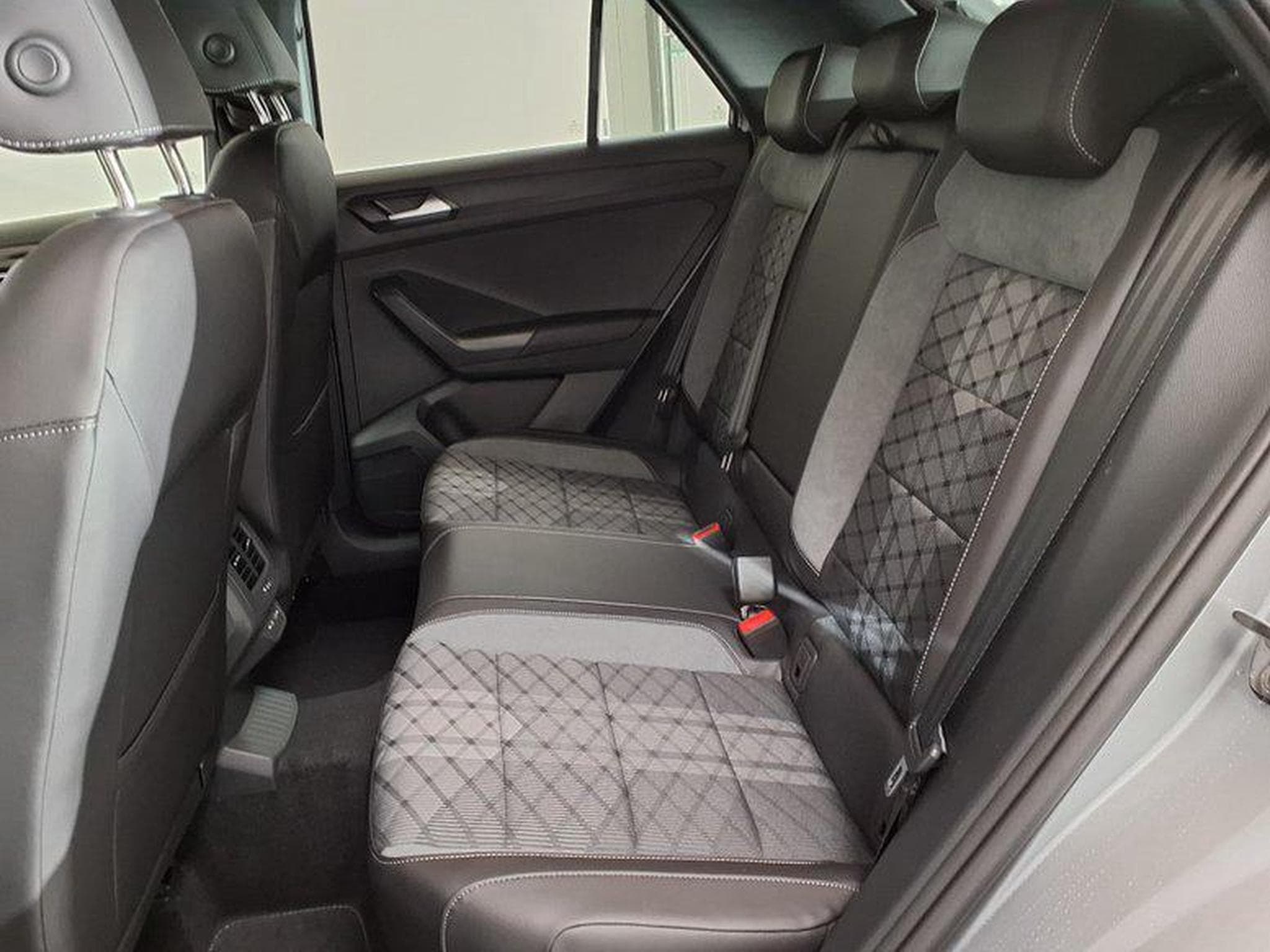 VW T-Roc R-Line 1.5 TSI 7-Gang-DSG (2025) - Foto 10