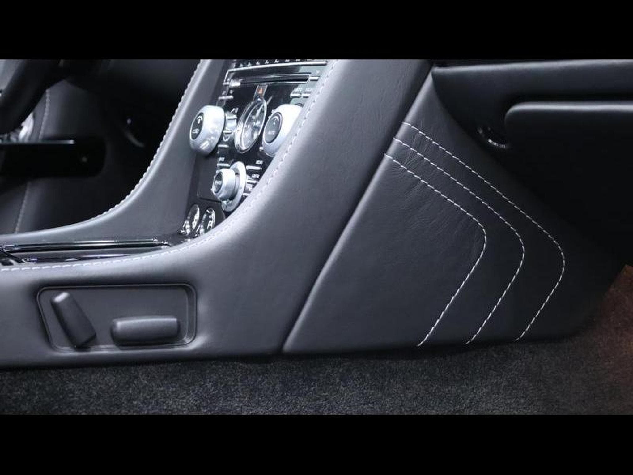 Aston-Martin V8 Vantage 4.7 S Roadster SP10 (2015) - Photo 25