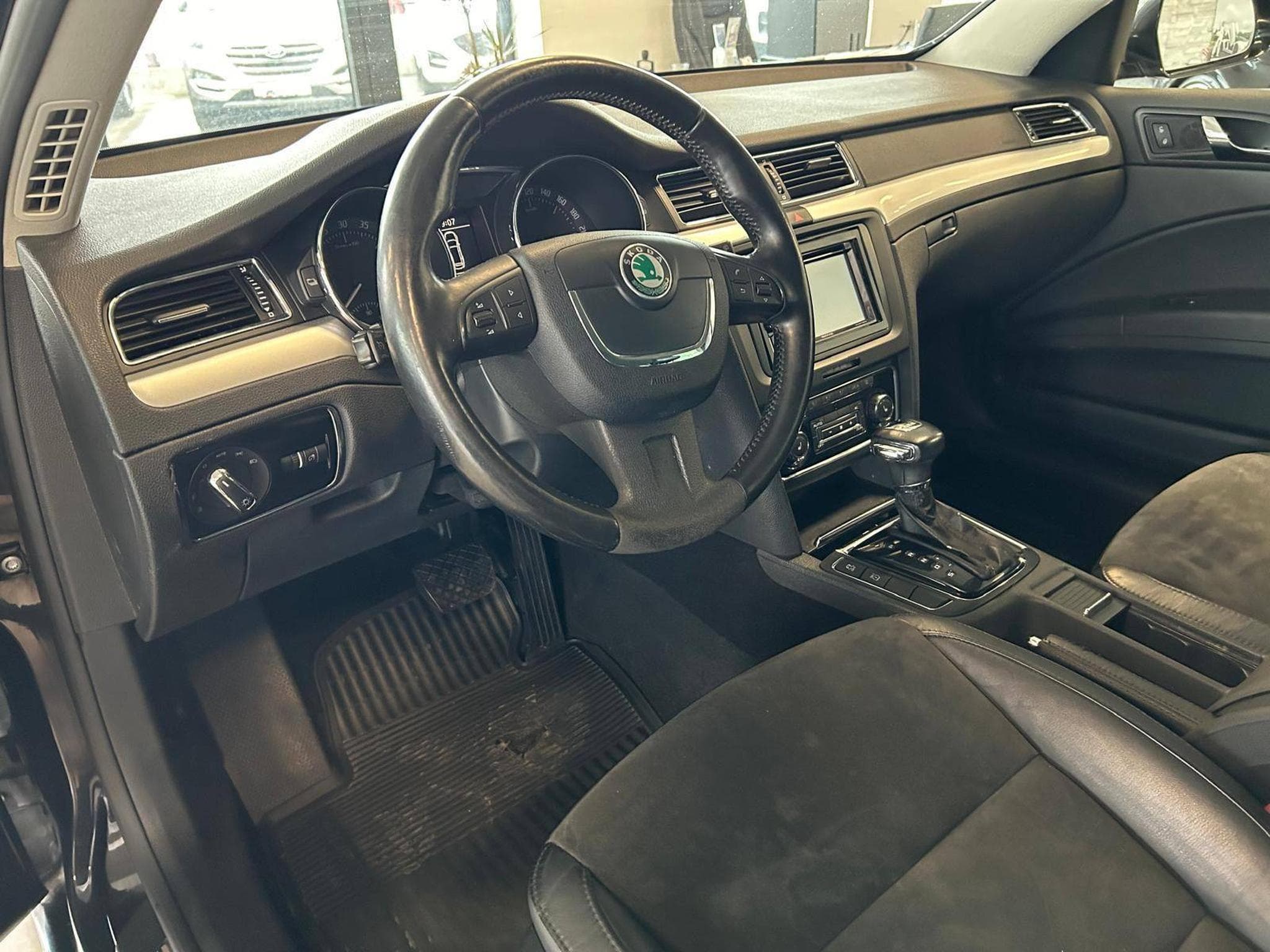 Skoda Superb Elegance (2012) - Photo 8