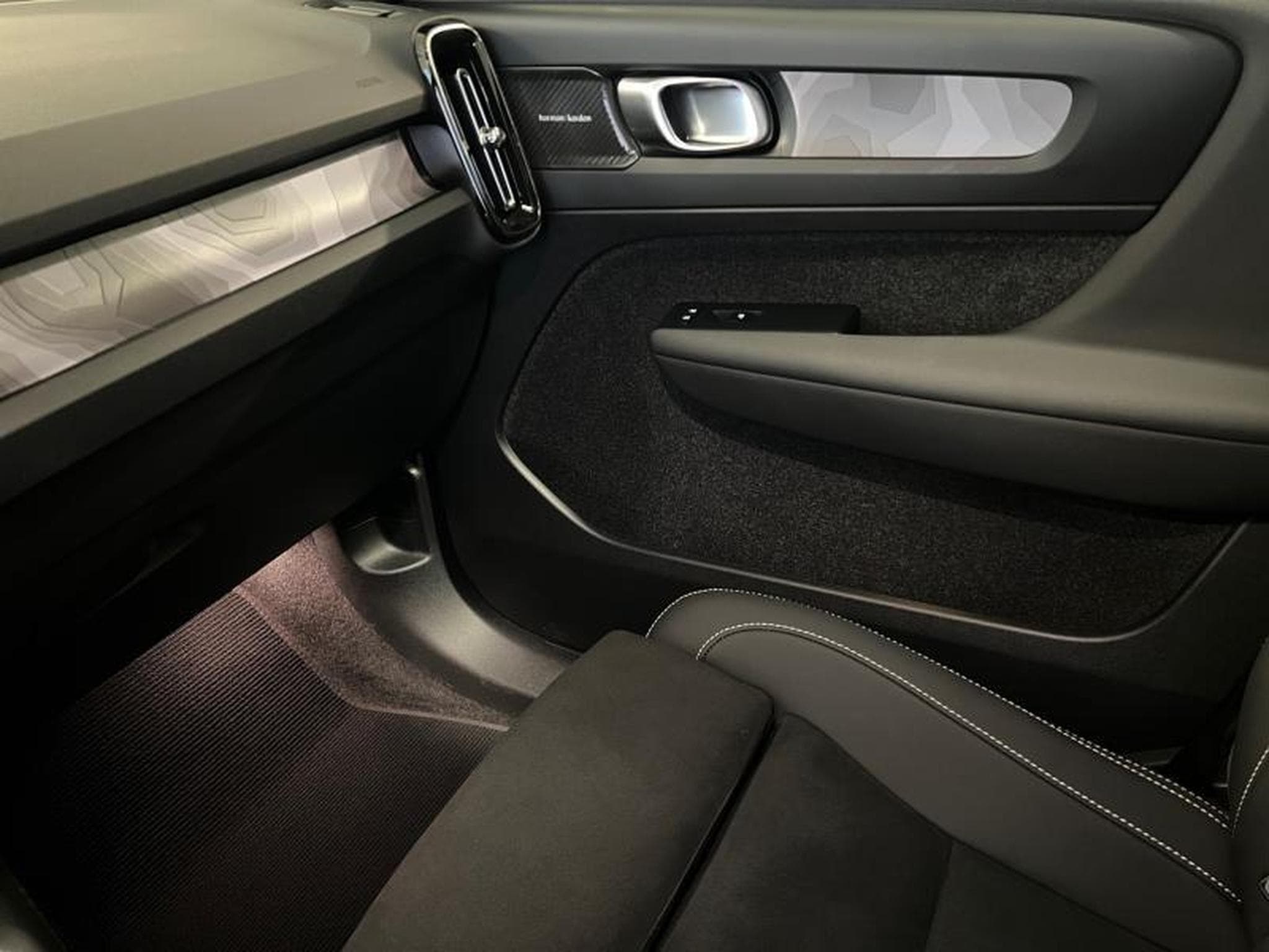 Volvo EX40 Black Edition Plus (2024) - Photo 11