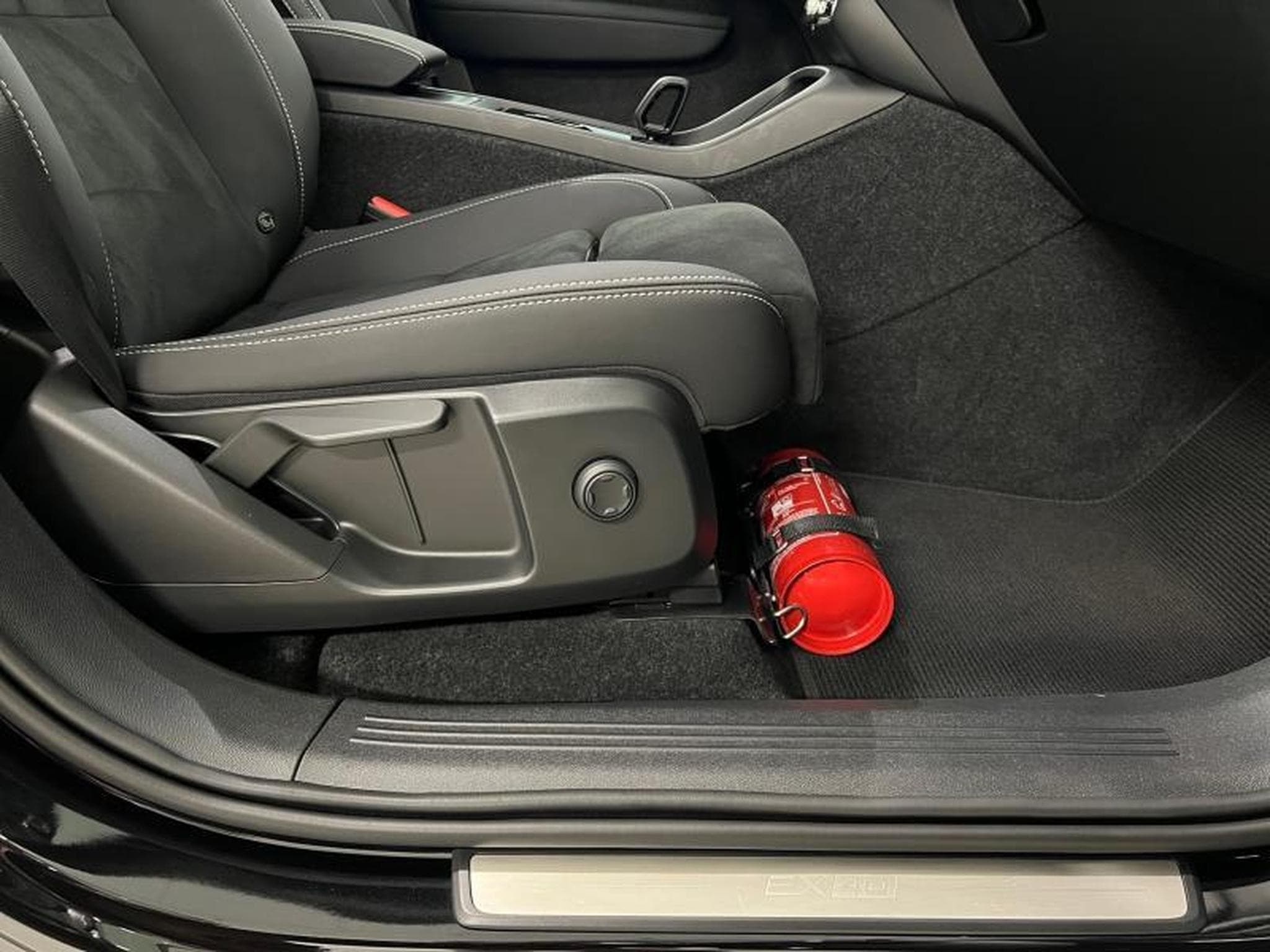 Volvo EX40 Black Edition Plus (2024) - Photo 12