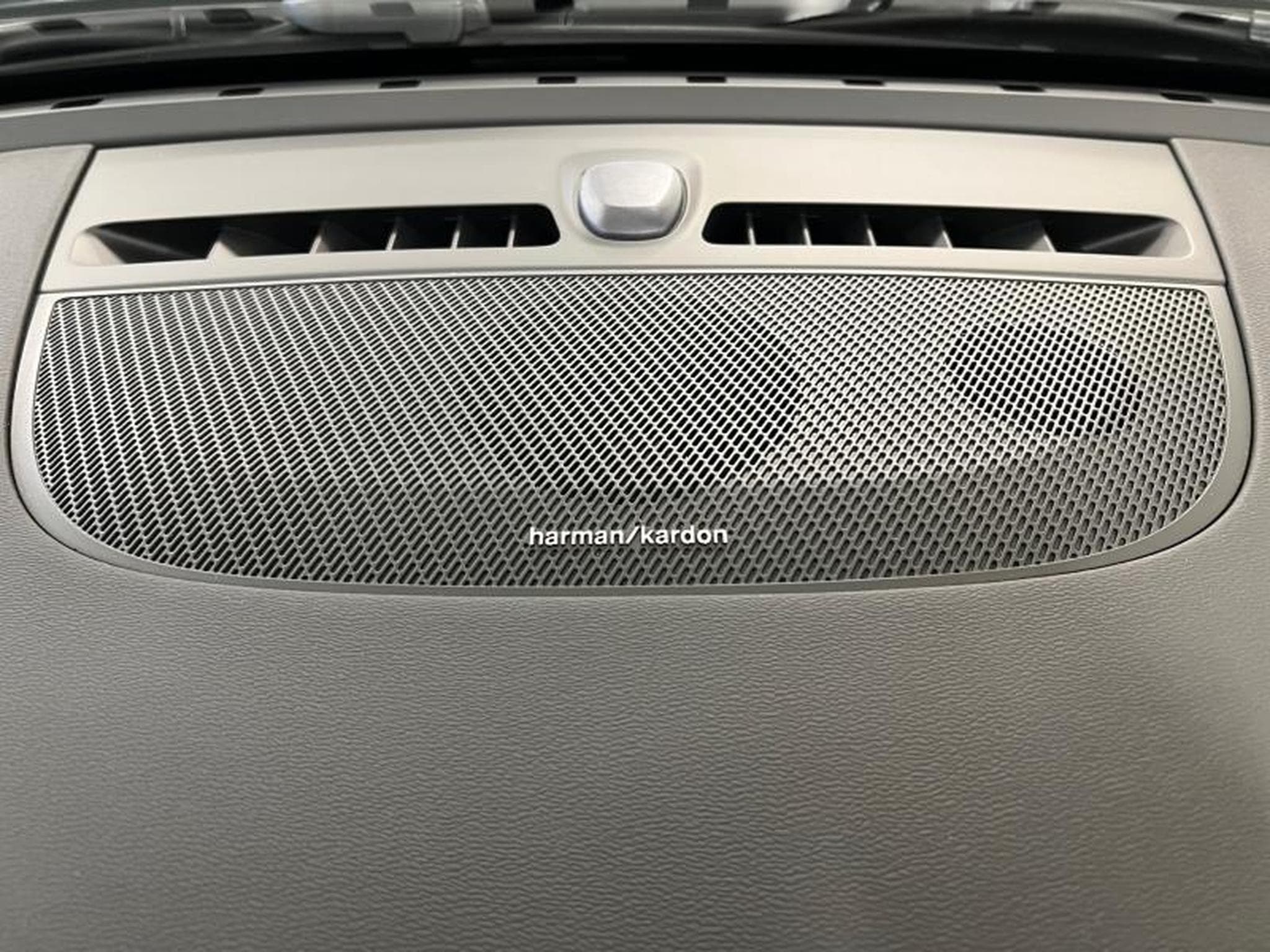 Volvo EX40 Black Edition Plus (2024) - Photo 14