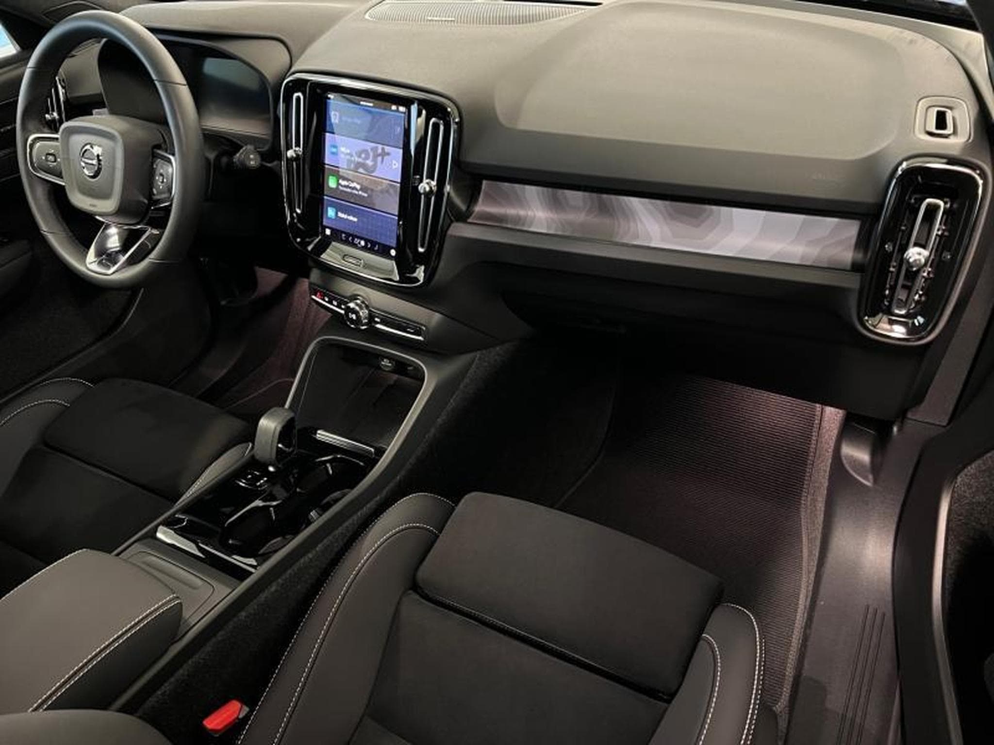 Volvo EX40 Black Edition Plus (2024) - Photo 15