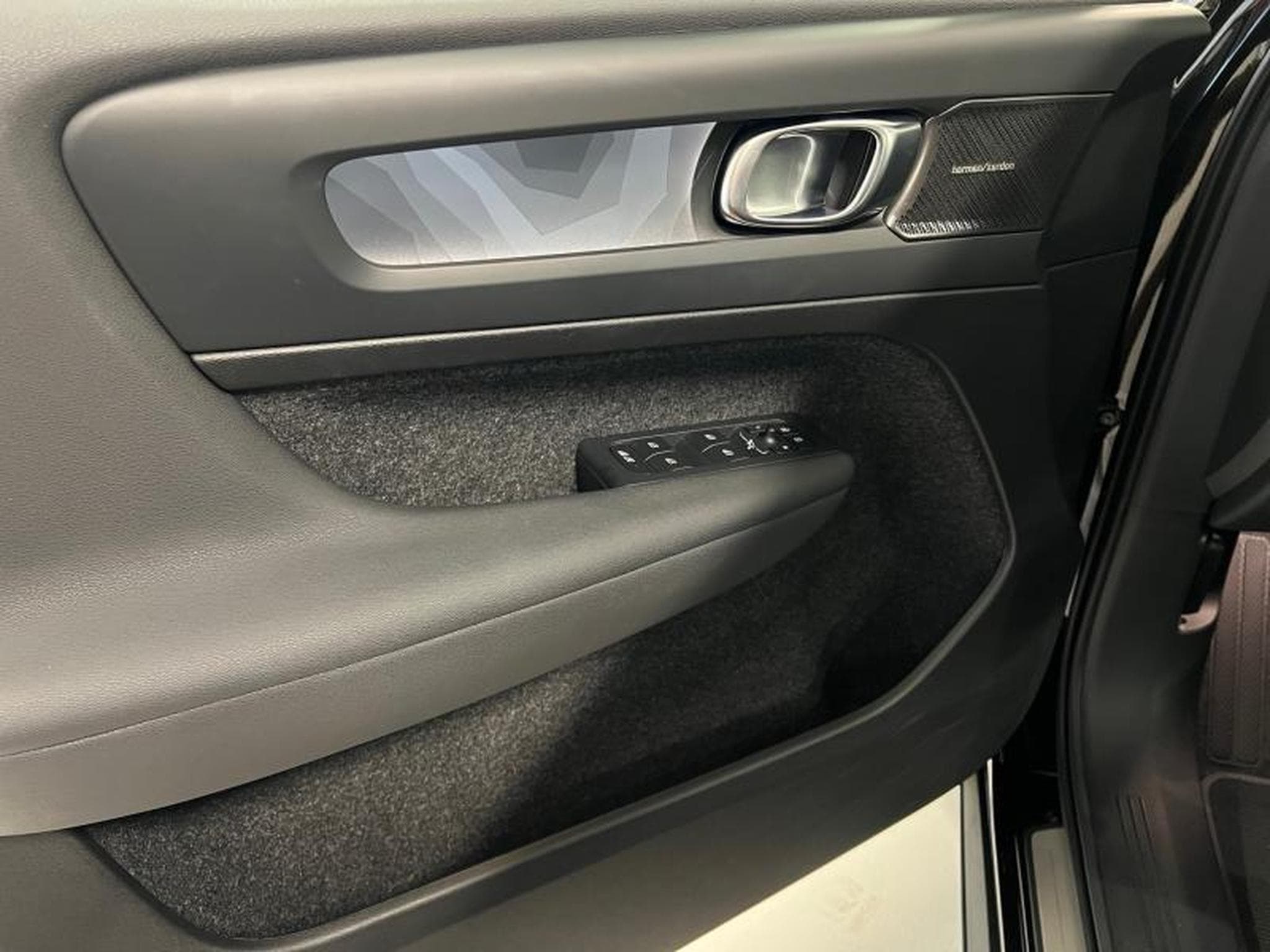 Volvo EX40 Black Edition Plus (2024) - Photo 16