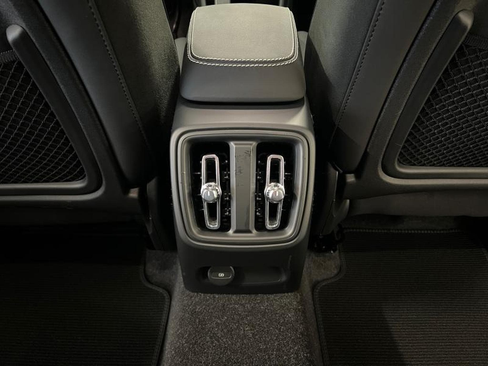 Volvo EX40 Black Edition Plus (2024) - Photo 19