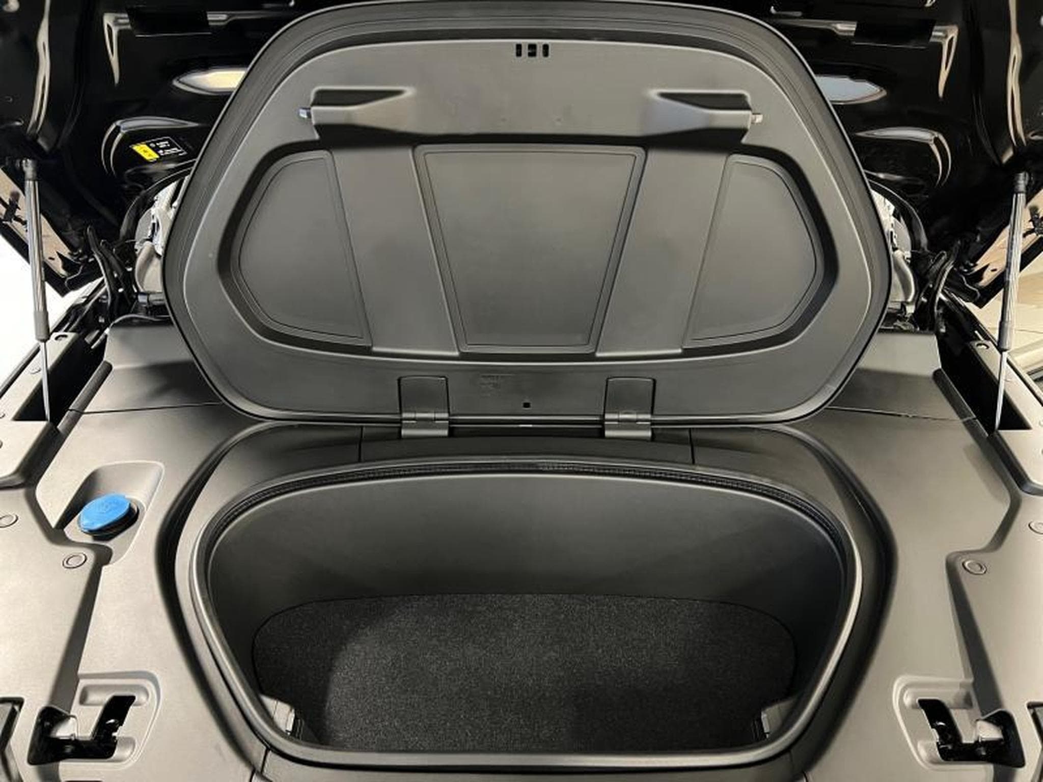 Volvo EX40 Black Edition Plus (2024) - Photo 20