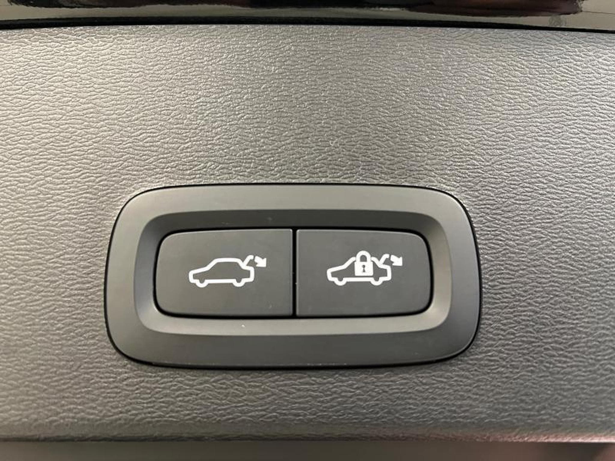 Volvo EX40 Black Edition Plus (2024) - Photo 22