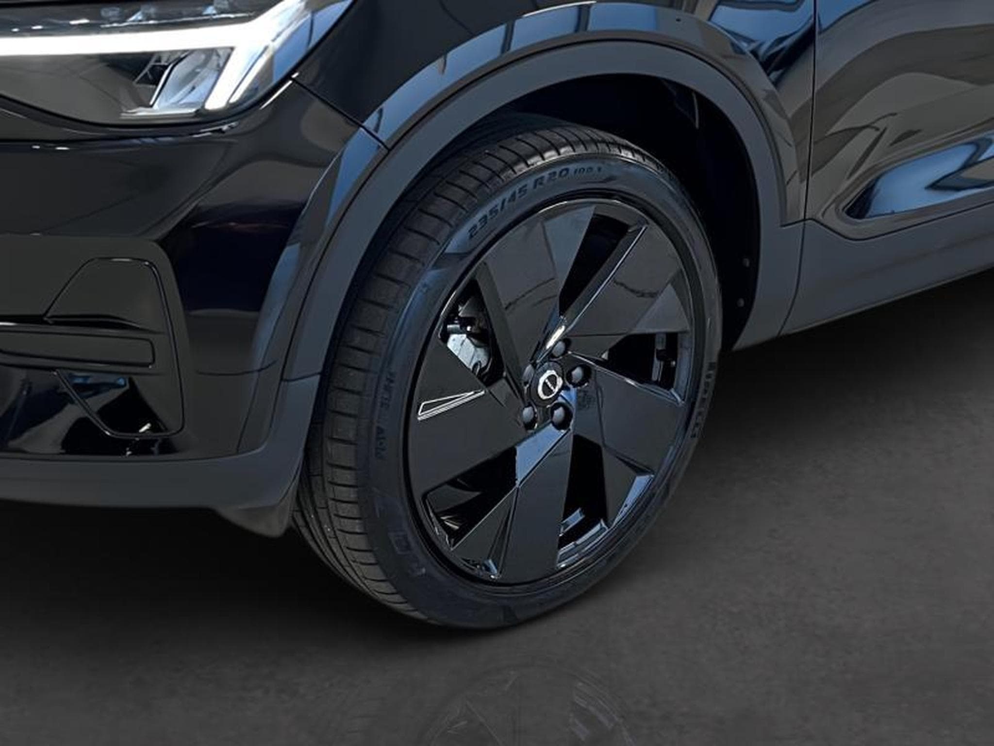 Volvo EX40 Black Edition Plus (2024) - Photo 6