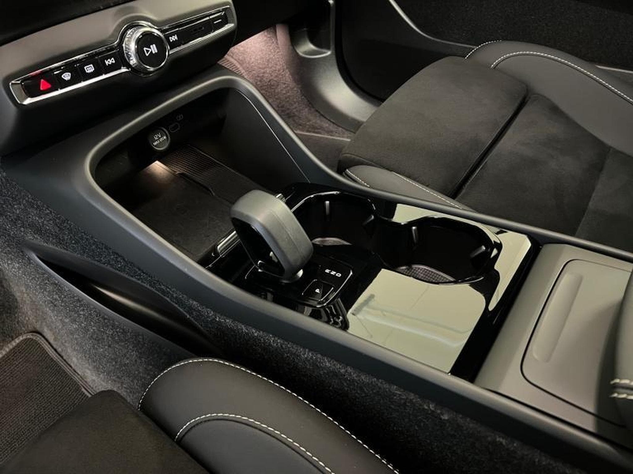 Volvo EX40 Black Edition Plus (2024) - Photo 8