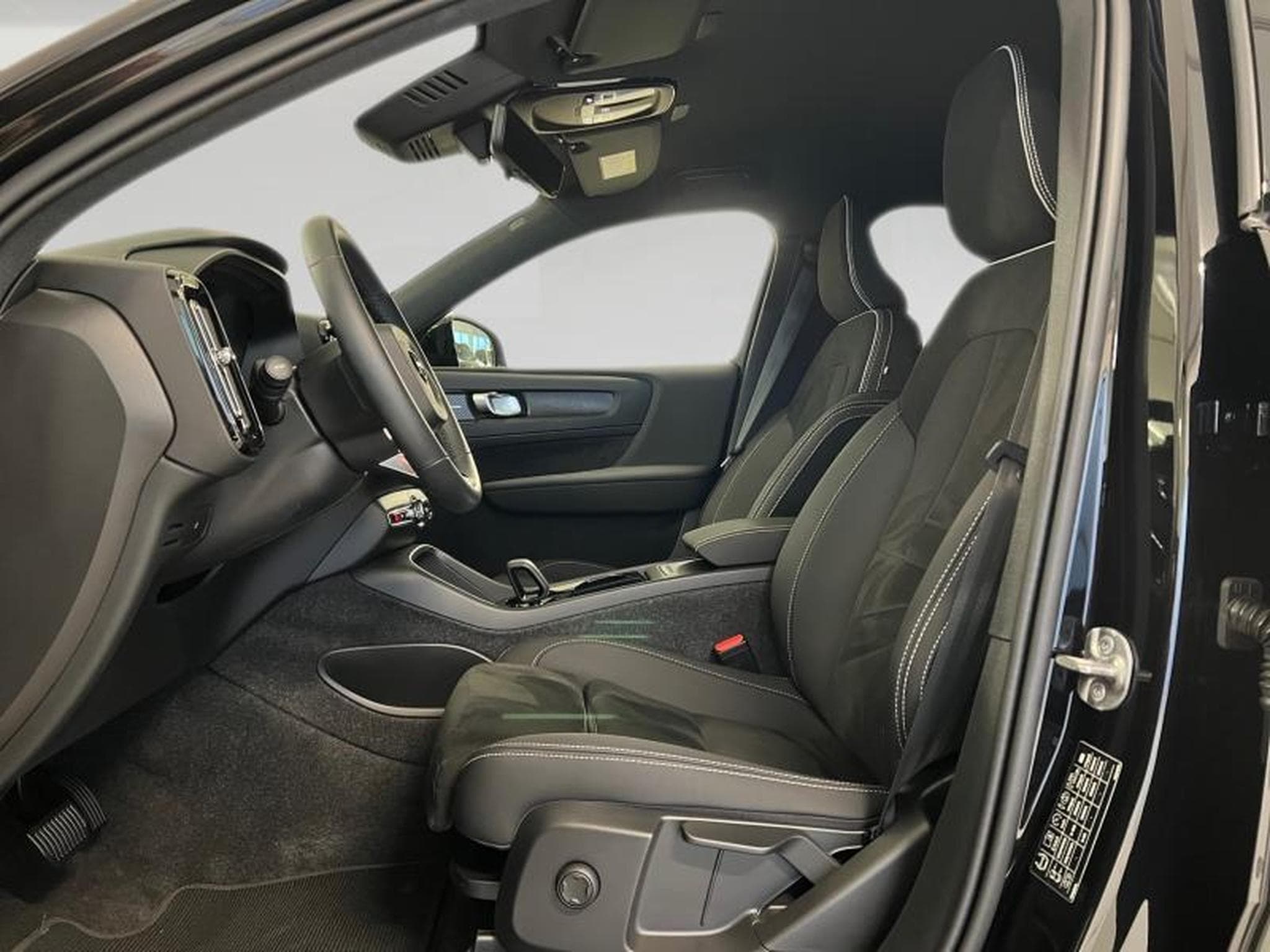 Volvo EX40 Black Edition Plus (2024) - Photo 9