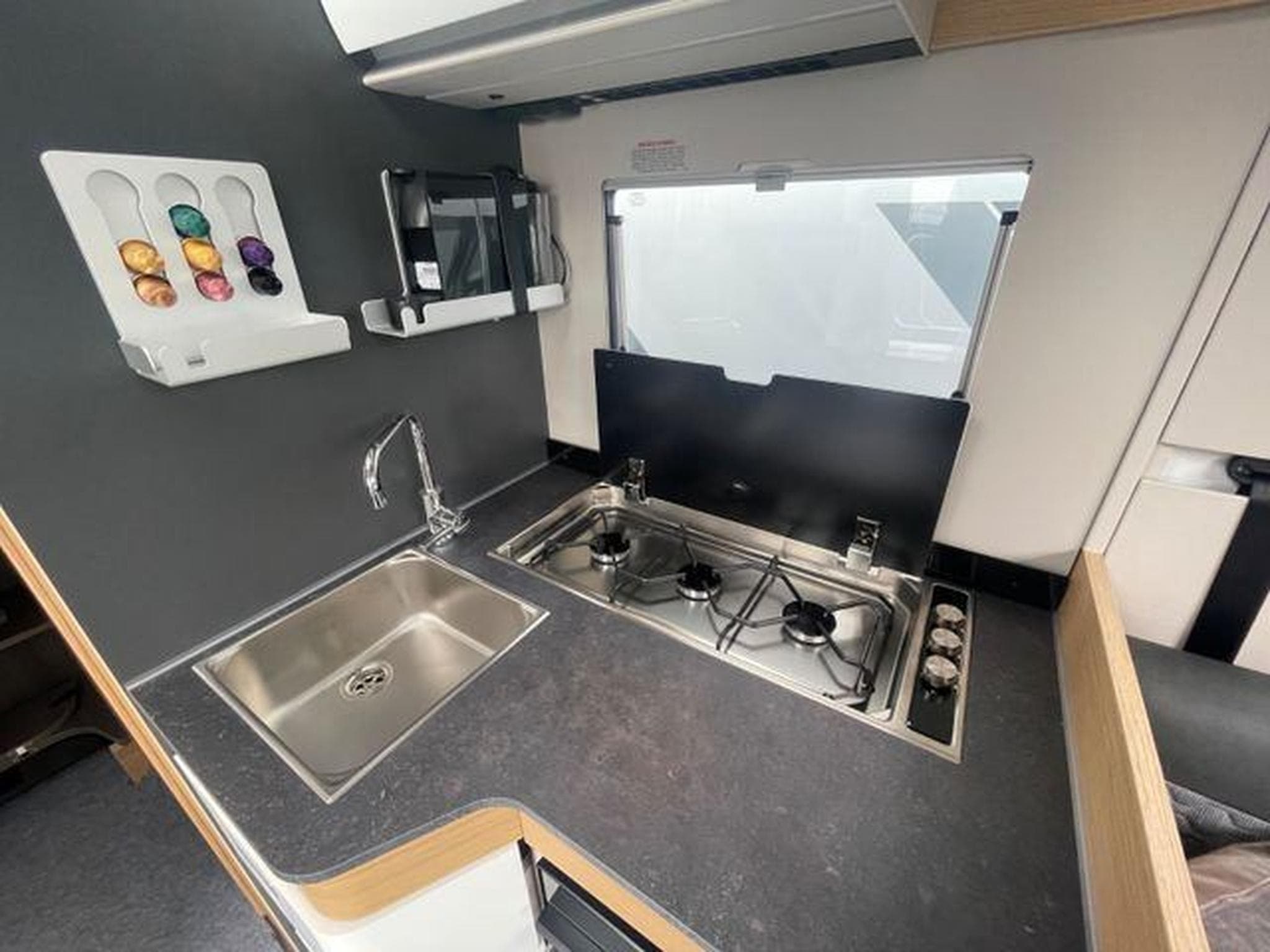 Adria Matrix Plus 670 DL 180 PS Automatik (2025) - Photo 5