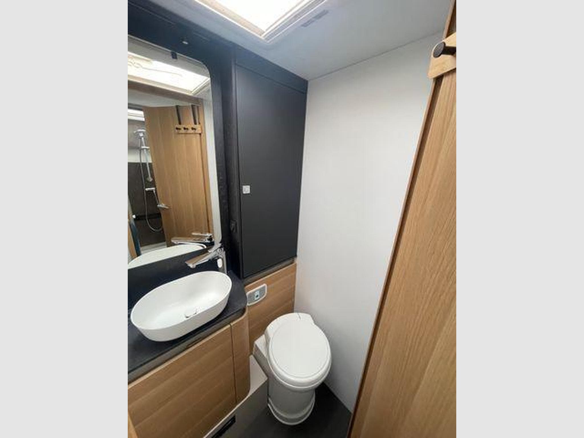 Adria Matrix Plus 670 DL 180 PS Automatik (2025) - Photo 10