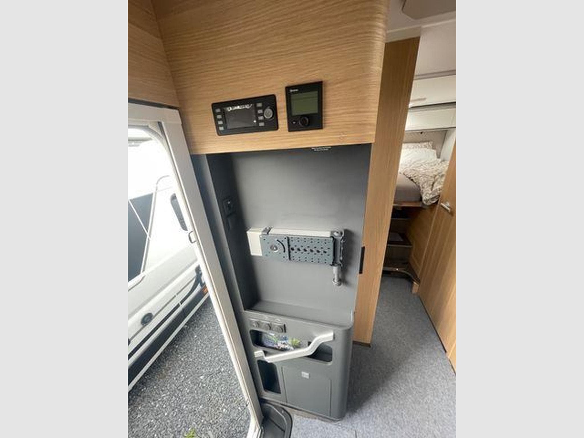 Adria Matrix Plus 670 DL 180 PS Automatik (2025) - Photo 13