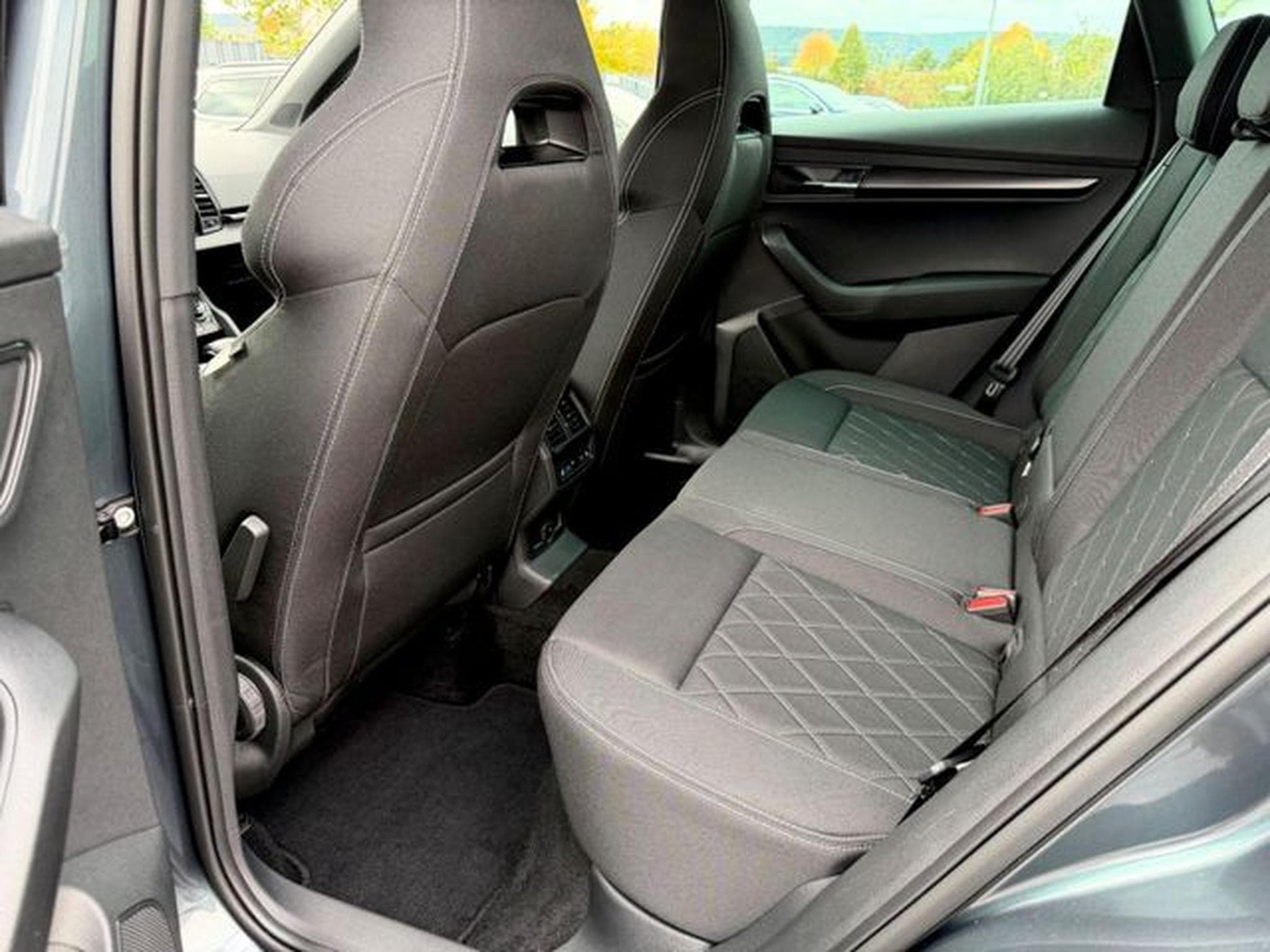 Skoda Karoq Karoq Sportline 1.5 TSI DSG / NAVI/LED/ACC/AHK/ (2021) - Foto 14