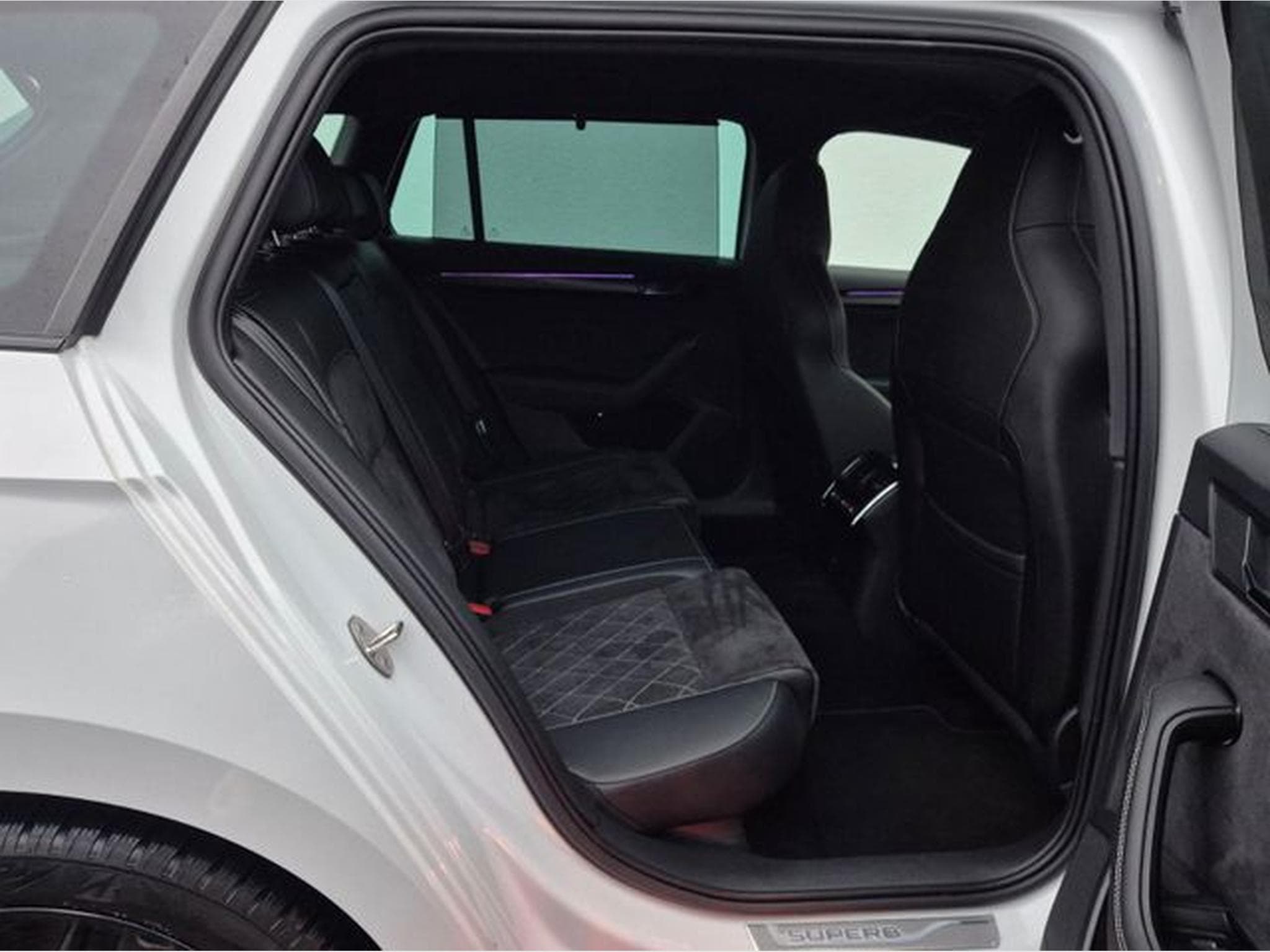 Skoda Superb Superb Combi Sportline 2.0 TSI DSG / / 1.HAND // (2022) - Foto 14