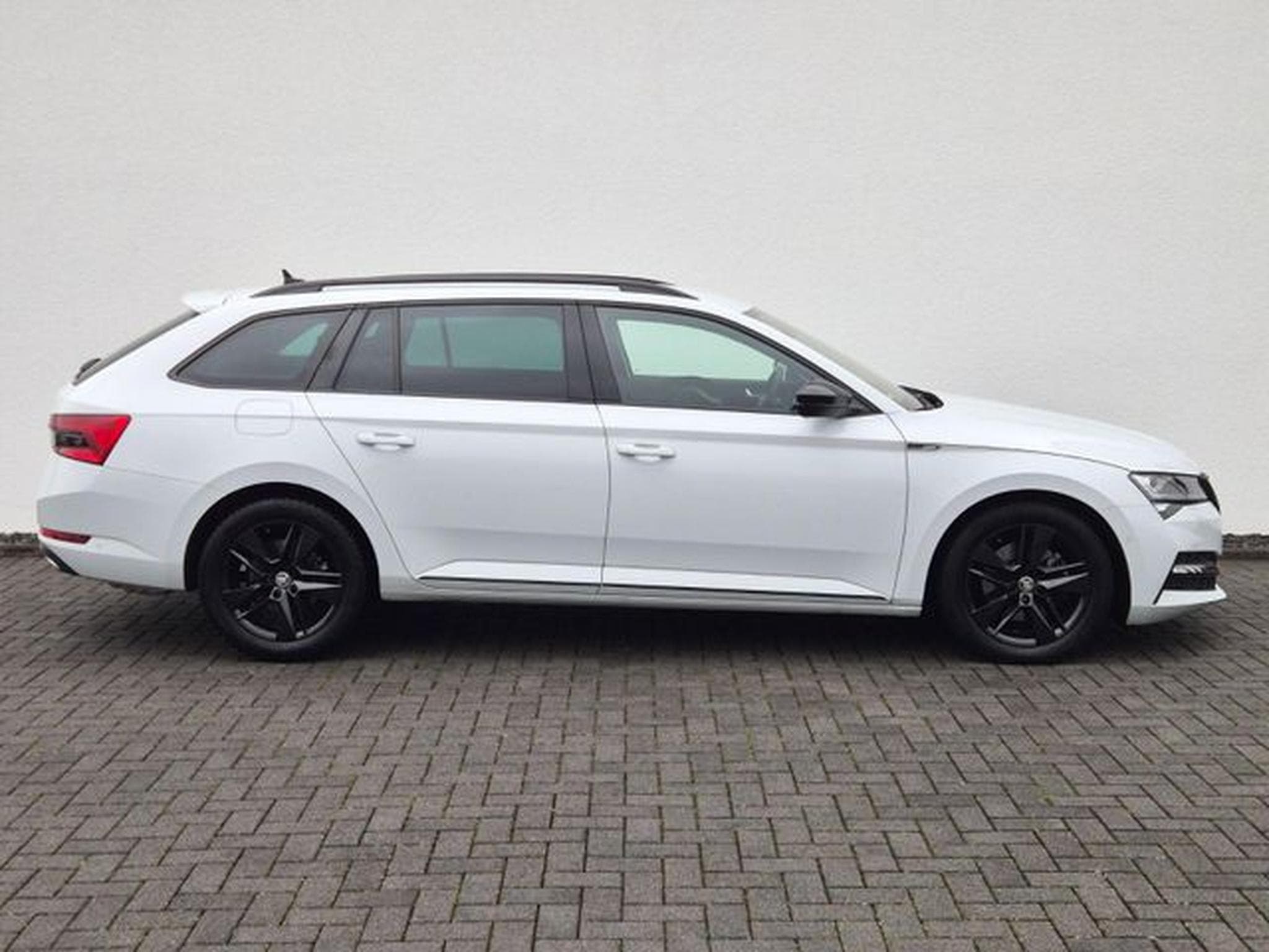 Skoda Superb Superb Combi Sportline 2.0 TSI DSG / / 1.HAND // (2022) - Foto 4