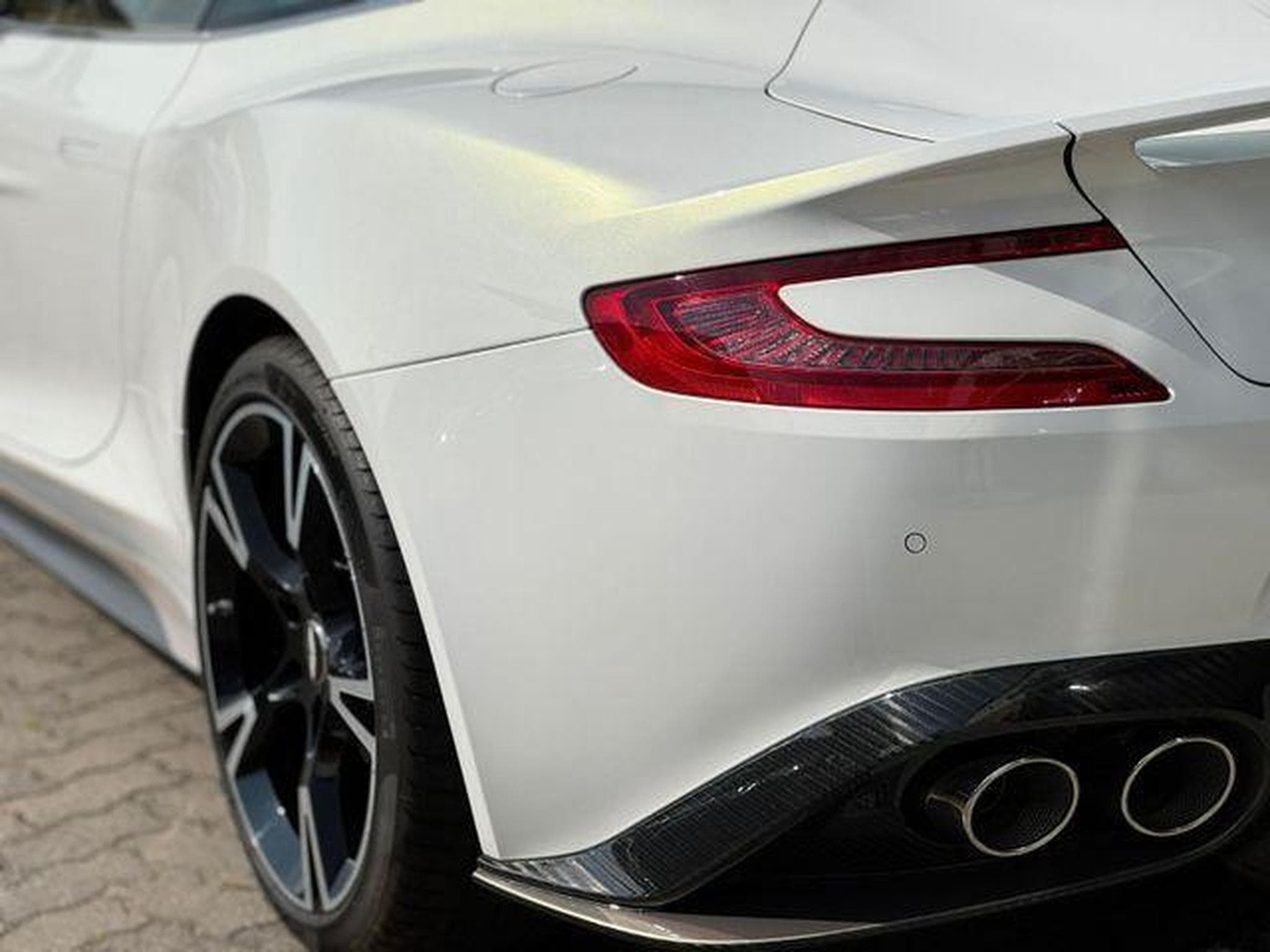 Aston-Martin Vanquish S  Serie limitée "PEARL" (2018) - Foto 6