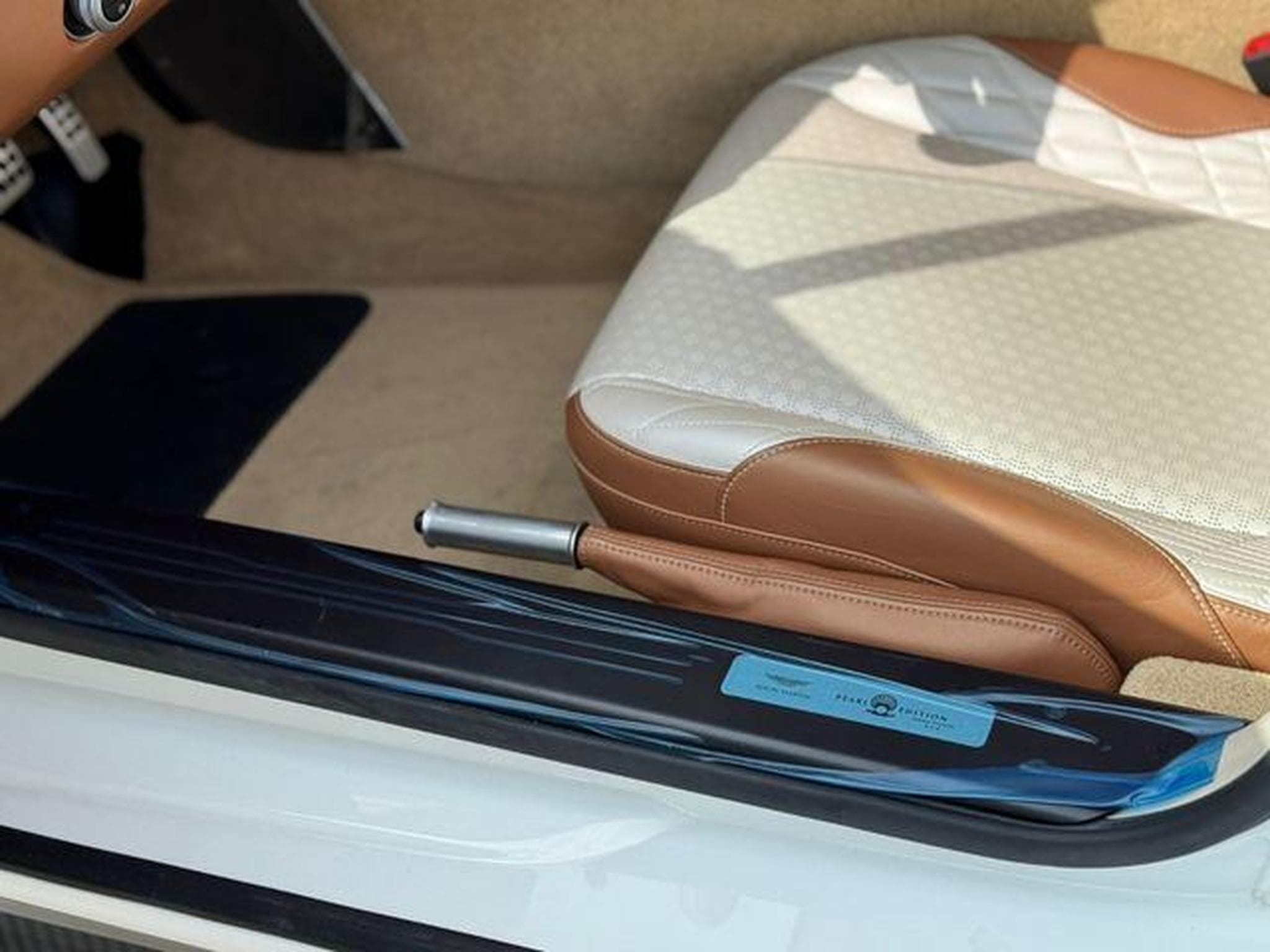 Aston-Martin Vanquish S  Serie limitée "PEARL" (2018) - Foto 13