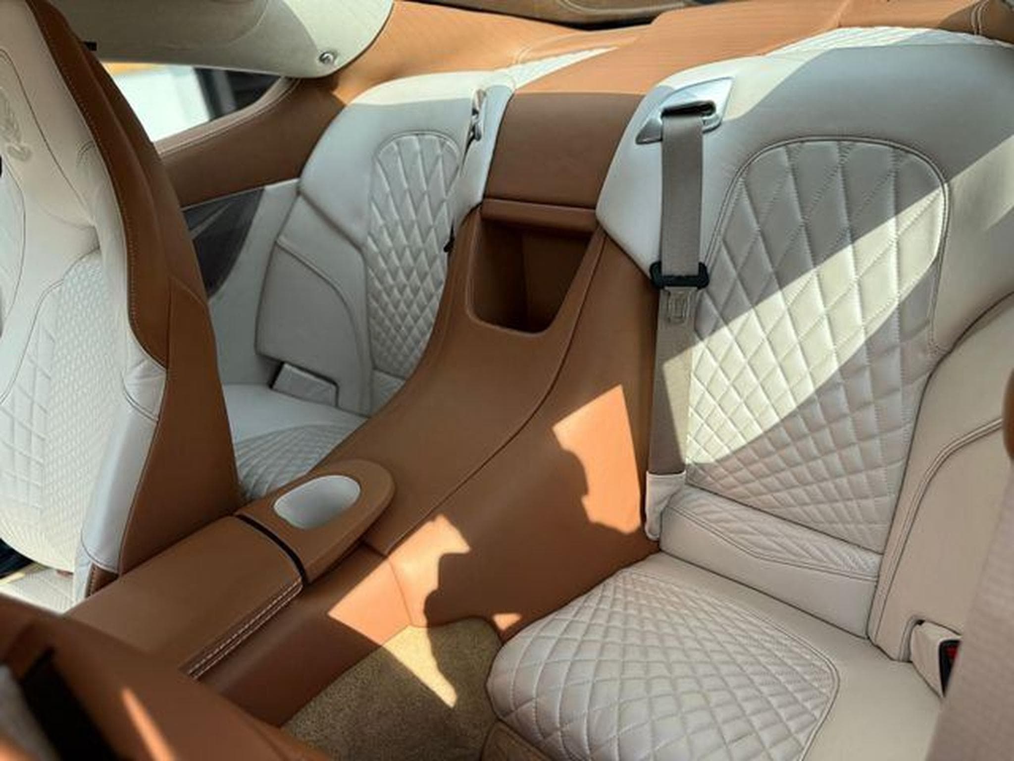 Aston-Martin Vanquish S  Serie limitée "PEARL" (2018) - Foto 14