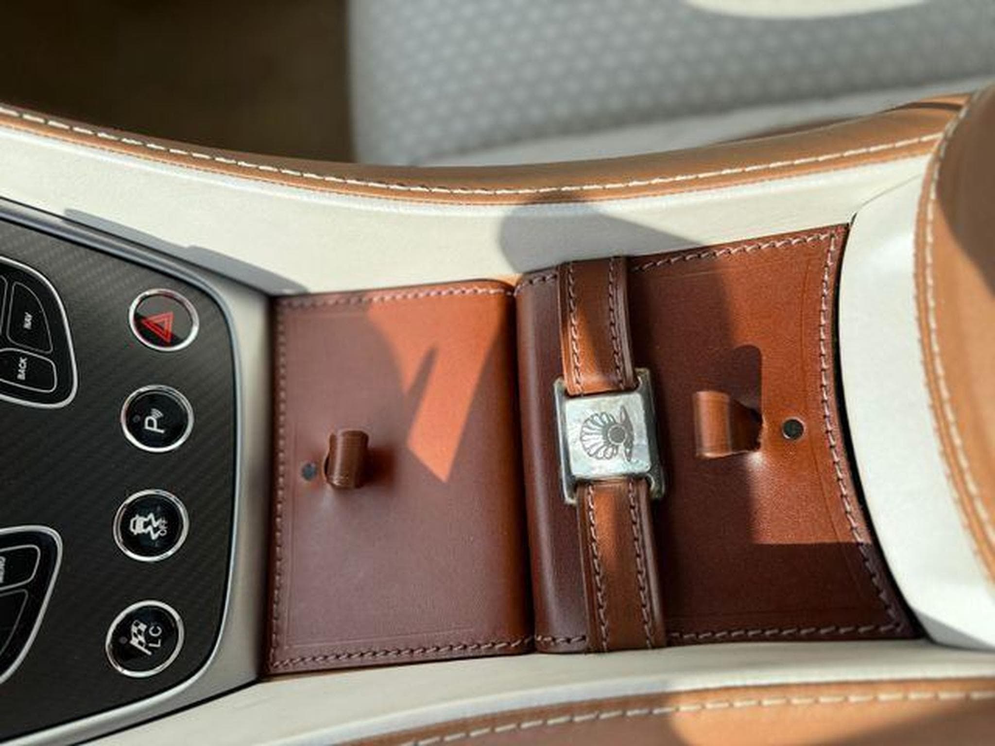 Aston-Martin Vanquish S  Serie limitée "PEARL" (2018) - Foto 15