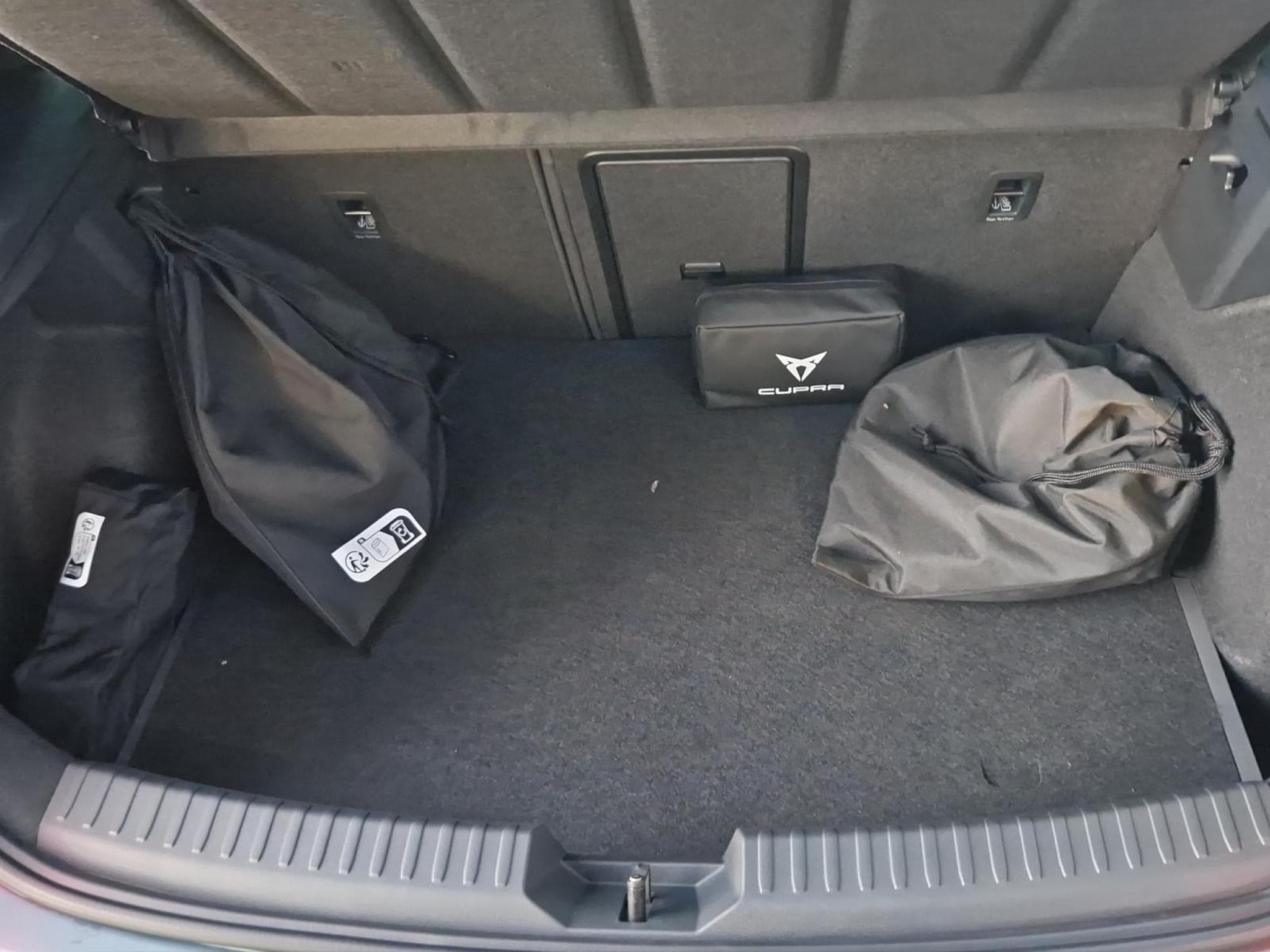 Cupra Leon VZ e-Hybrid (2025) - Photo 16