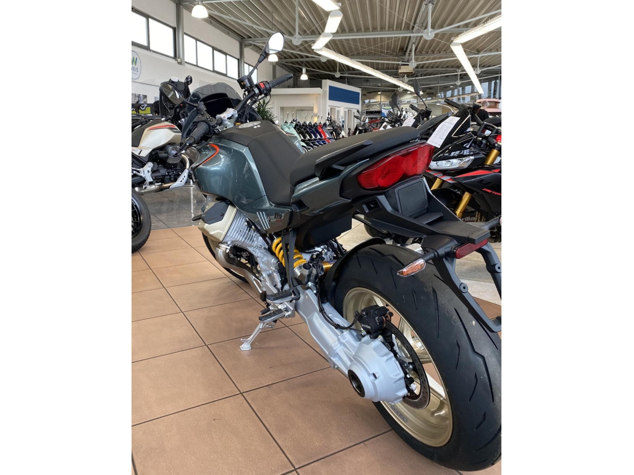 Moto Guzzi V100 Mandello S PFF (2026) - Photo 3