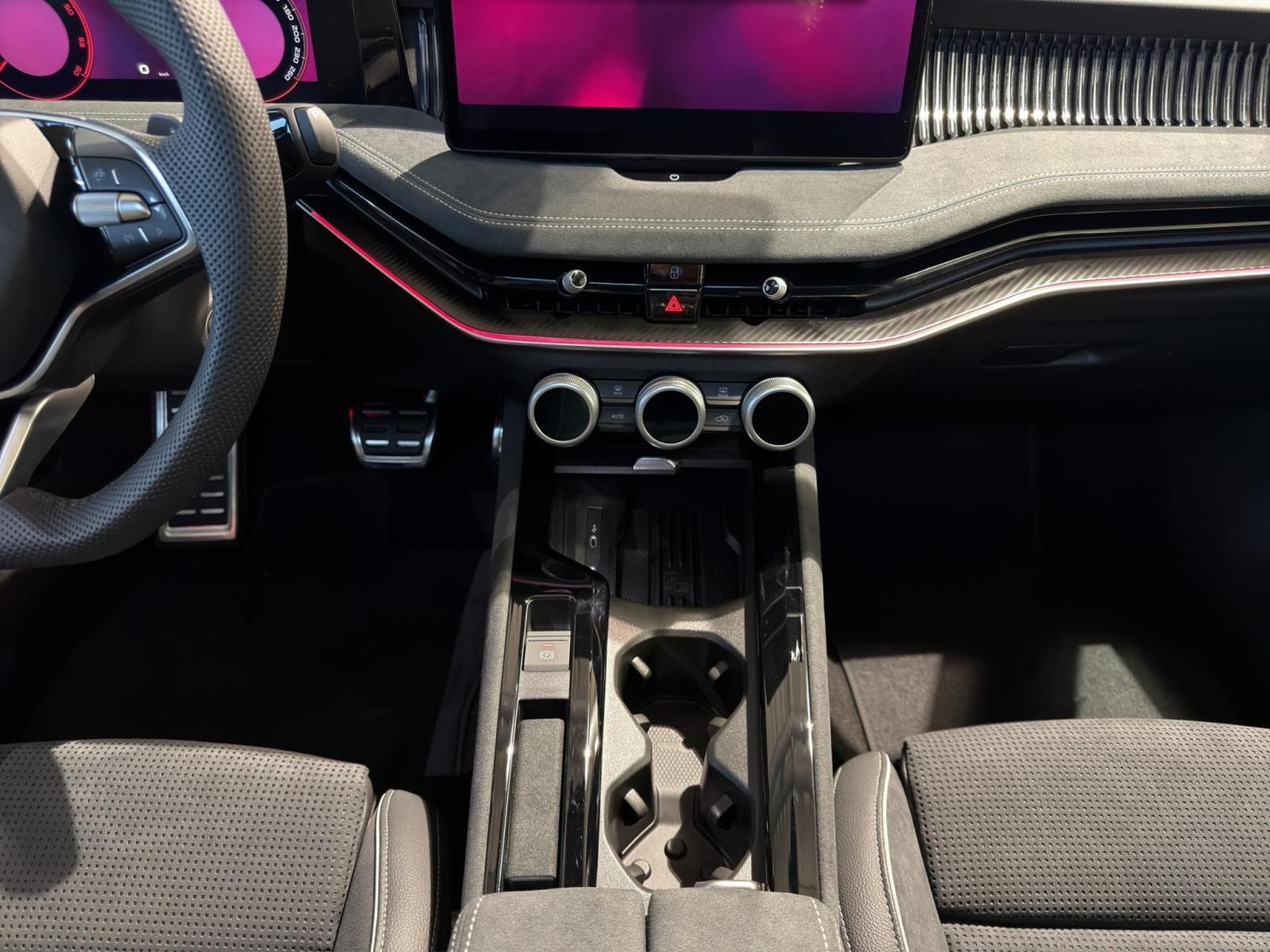 Skoda Superb Sportline (2025) - Photo 12