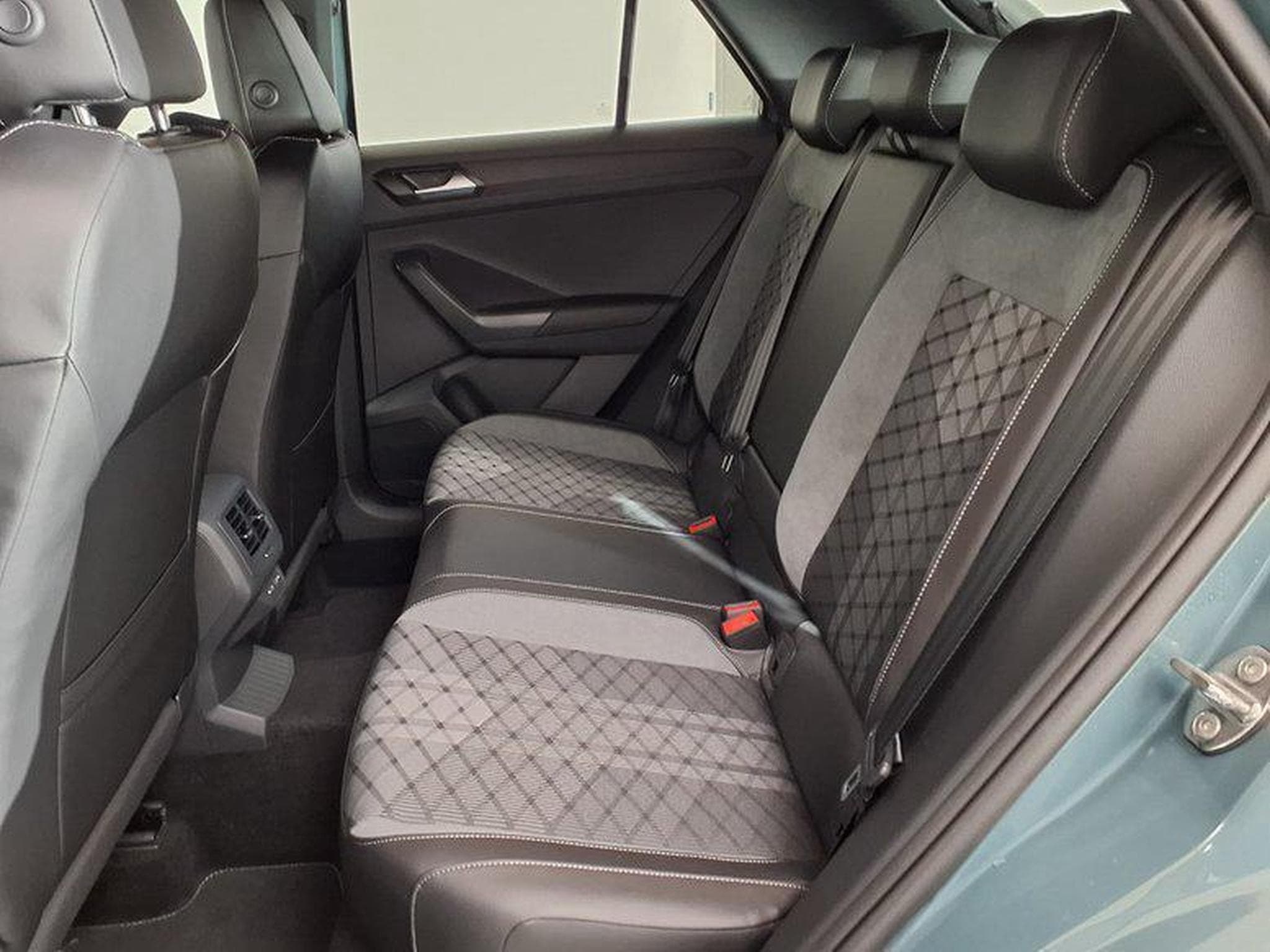 VW T-Roc R-Line 1.5 TSI 7-Gang-DSG (2025) - Foto 10